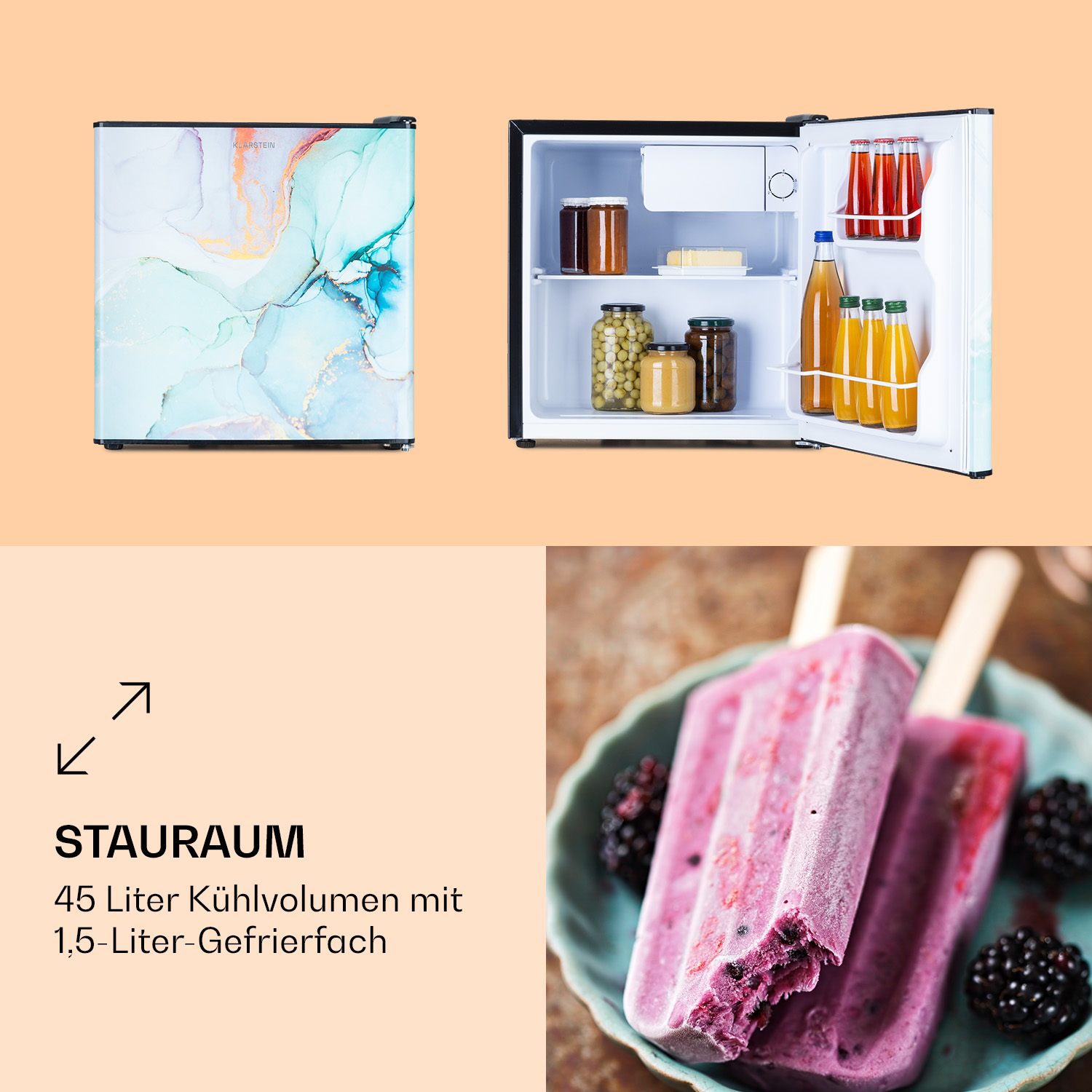 Minikühlschrank mit offener Tür, die Lebensmittel zeigt. Eis am Stiel und Brombeeren im Vordergrund.