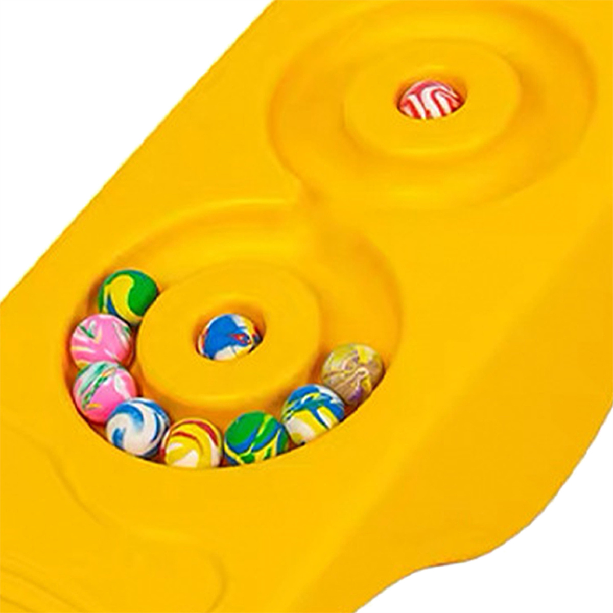 Gelbes Spielzeug mit Löchern, das bunte Bälle hält. Ein Ball ist im oberen Loch.