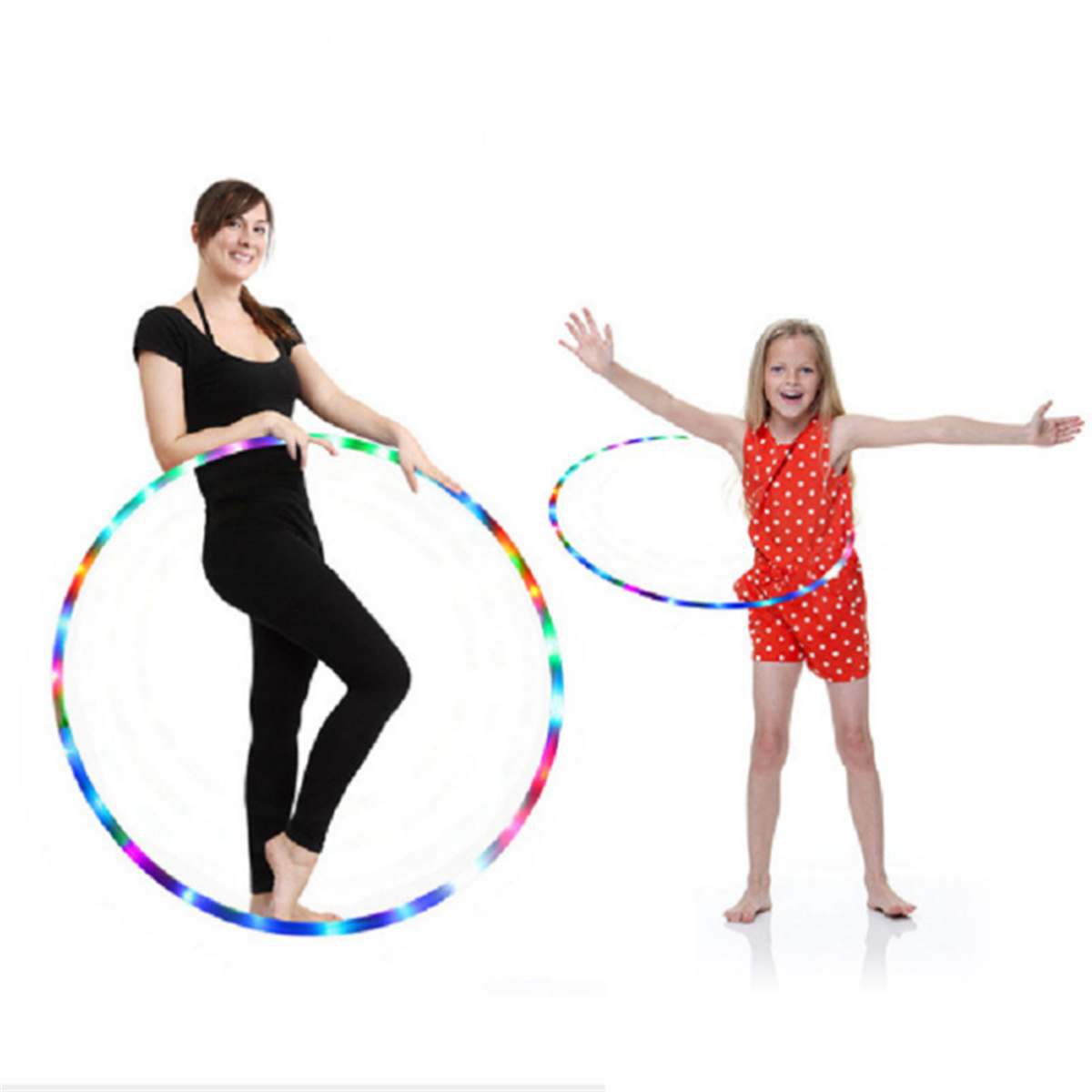 Zwei Personen mit beleuchteten Hula-Hoops. Eine Frau und ein Mädchen sind vor weißem Hintergrund.