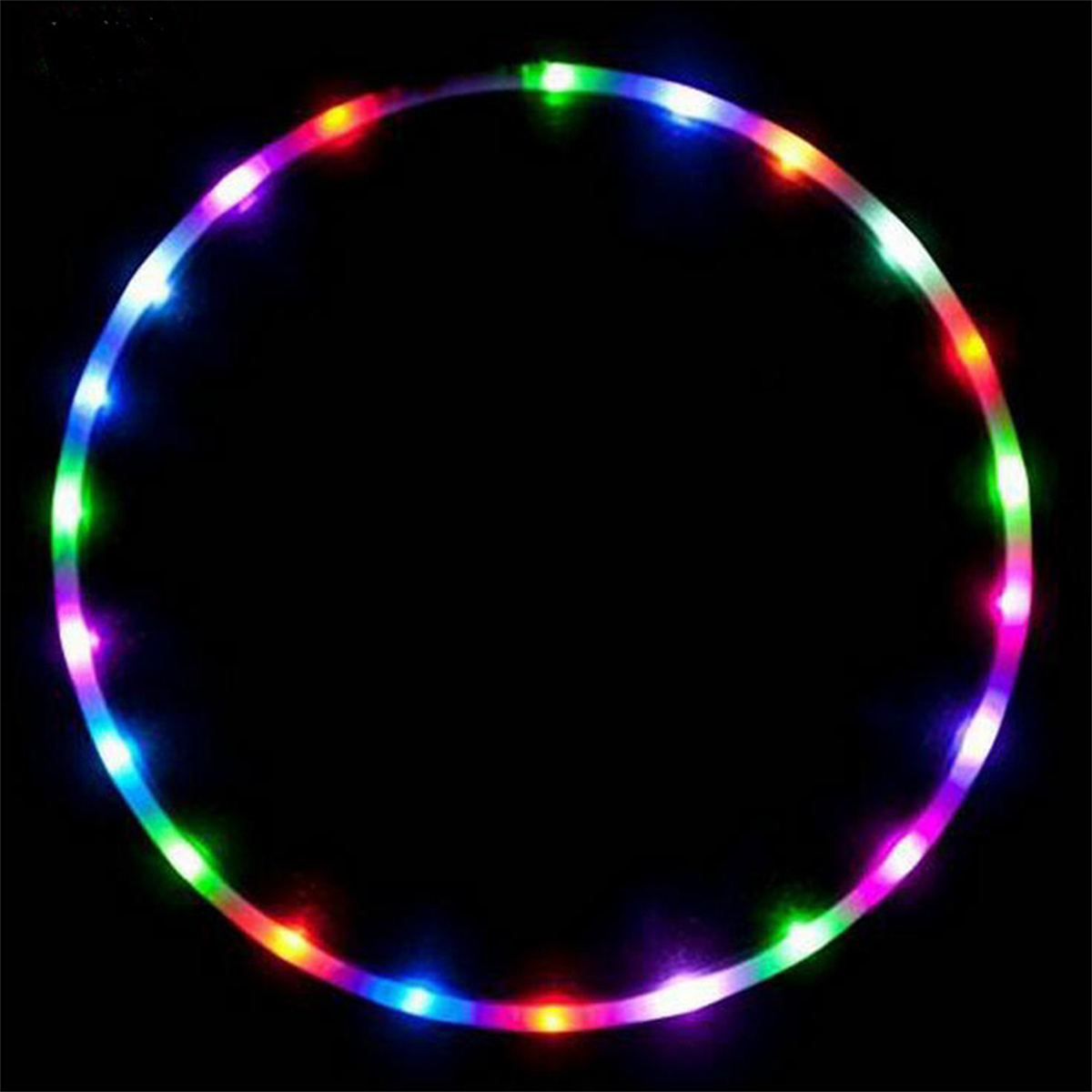 Ein leuchtender Hula-Hoop-Reifen mit mehreren Farben. Schwarzer Hintergrund.