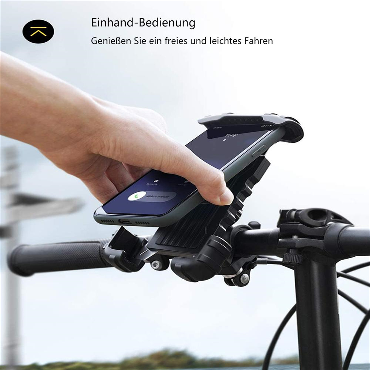 Eine Hand, die ein Telefon in eine an einem Fahrradlenker befestigte Telefonhalterung legt.