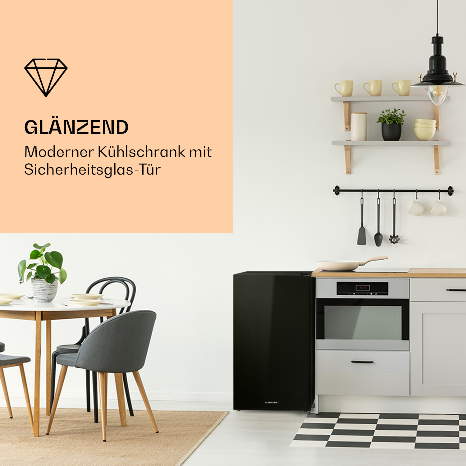 Moderne Küche mit einem schwarzen Kühlschrank und einem Esstisch mit Stühlen. Diamantsymbol und Textüberlagerung.