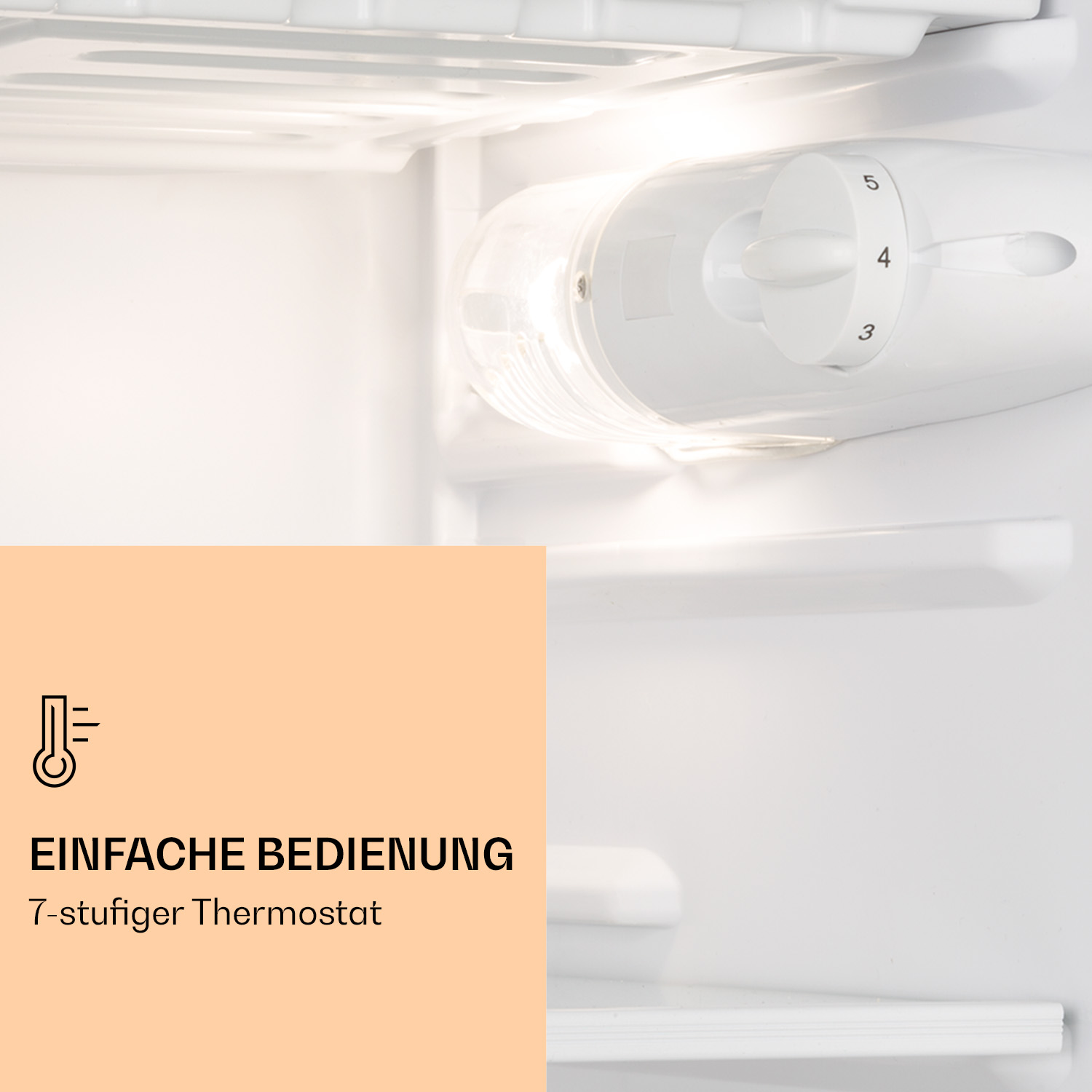 Inneres eines Kühlschranks mit Licht. Weißes Interieur. Ein Knopf mit Zahlen 3-5.