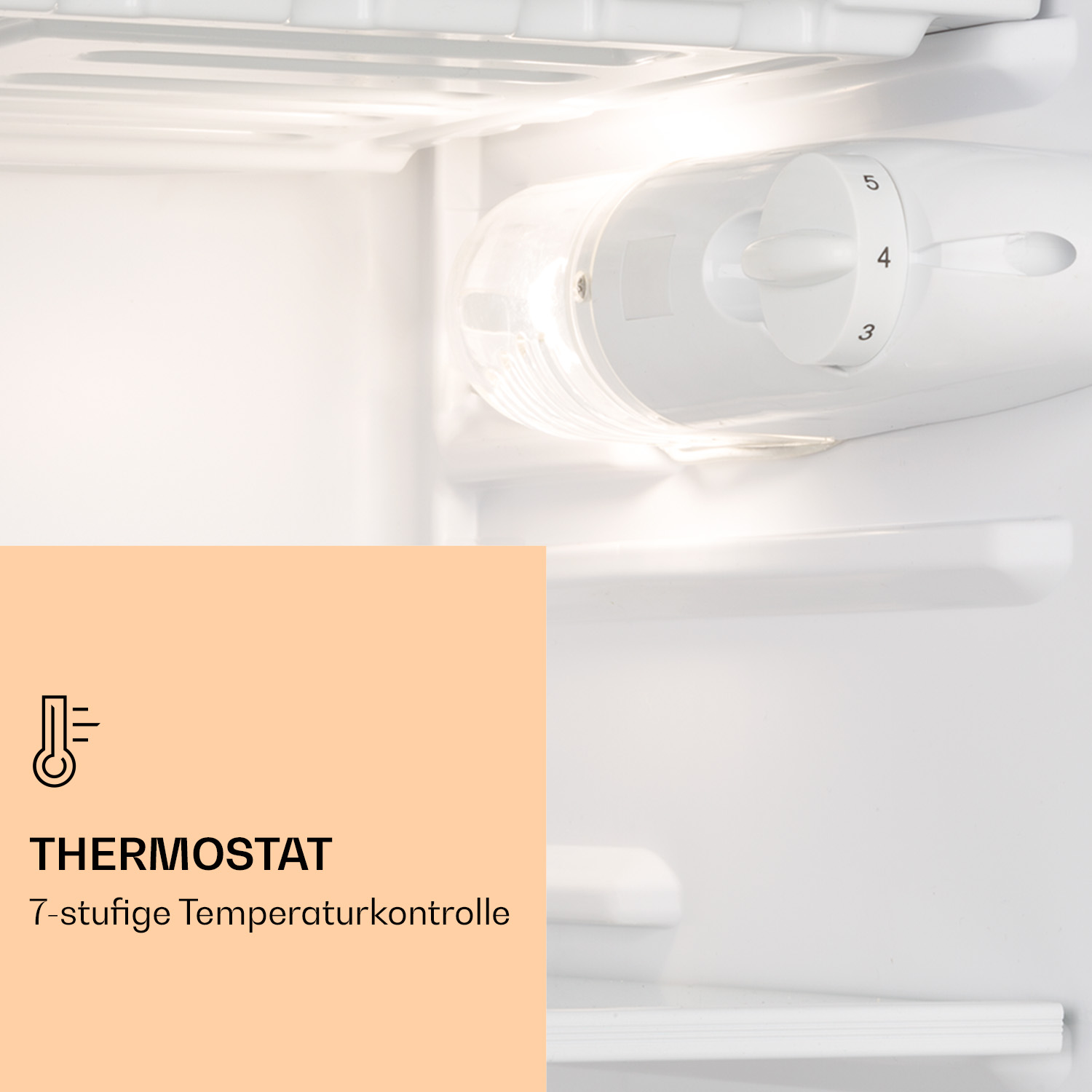 Interno di un frigorifero con termostato e ripiani.