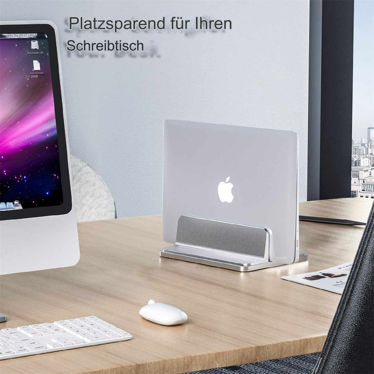 Laptop auf Holzschreibtisch, silberner Ständer. Tastatur, Maus und Fenster im Hintergrund.