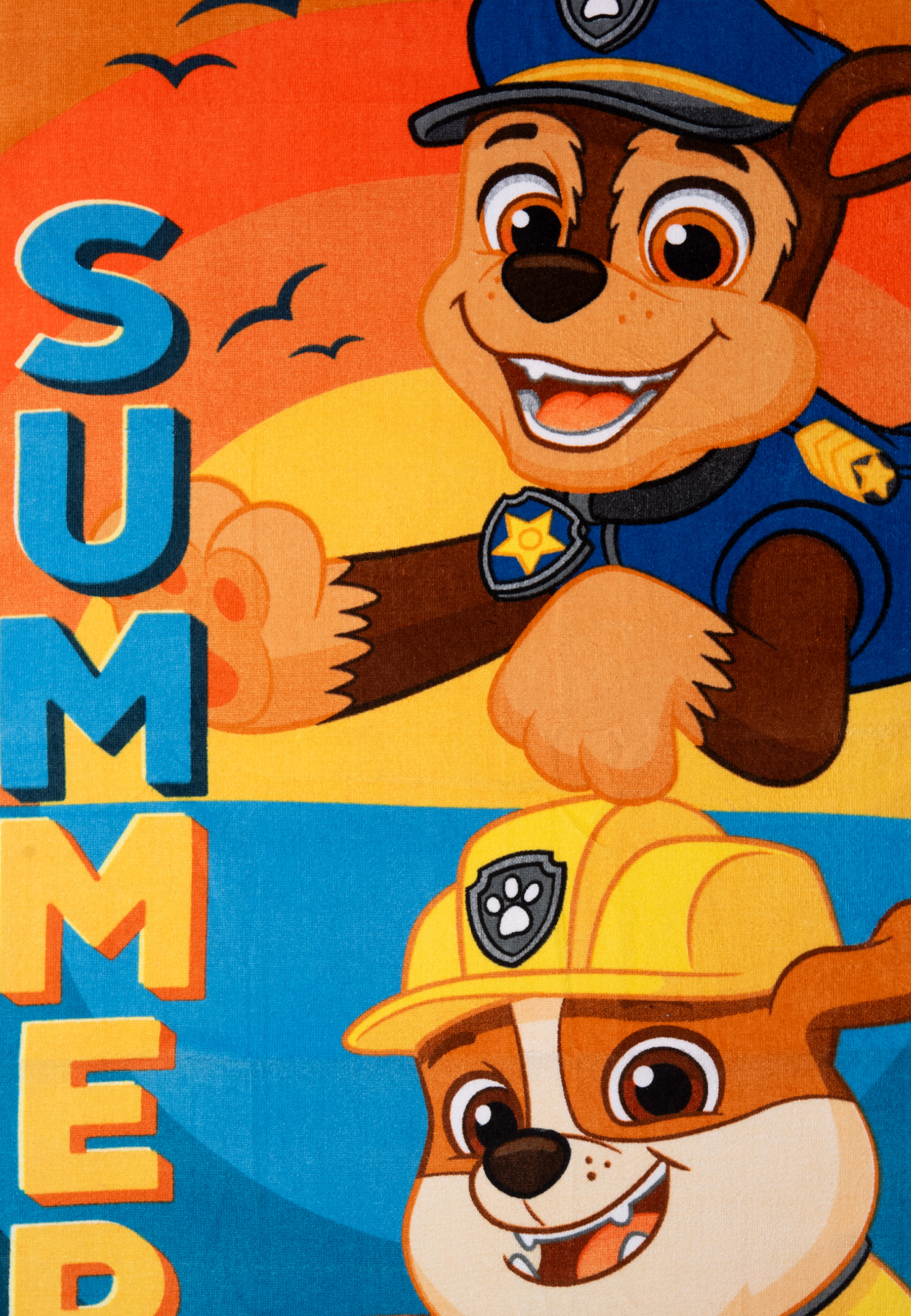 Zwei Zeichentrickhunde mit "SUMMER"-Buchstaben. Einer trägt eine Polizeimütze, der andere einen Bauhelm.