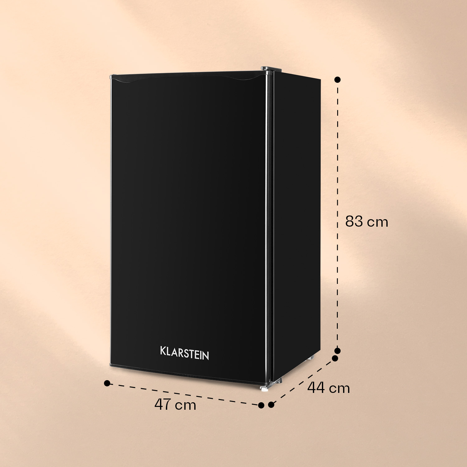 Ein schwarzer Mini-Kühlschrank mit den angegebenen Abmessungen: 47 cm breit, 44 cm tief und 83 cm hoch.