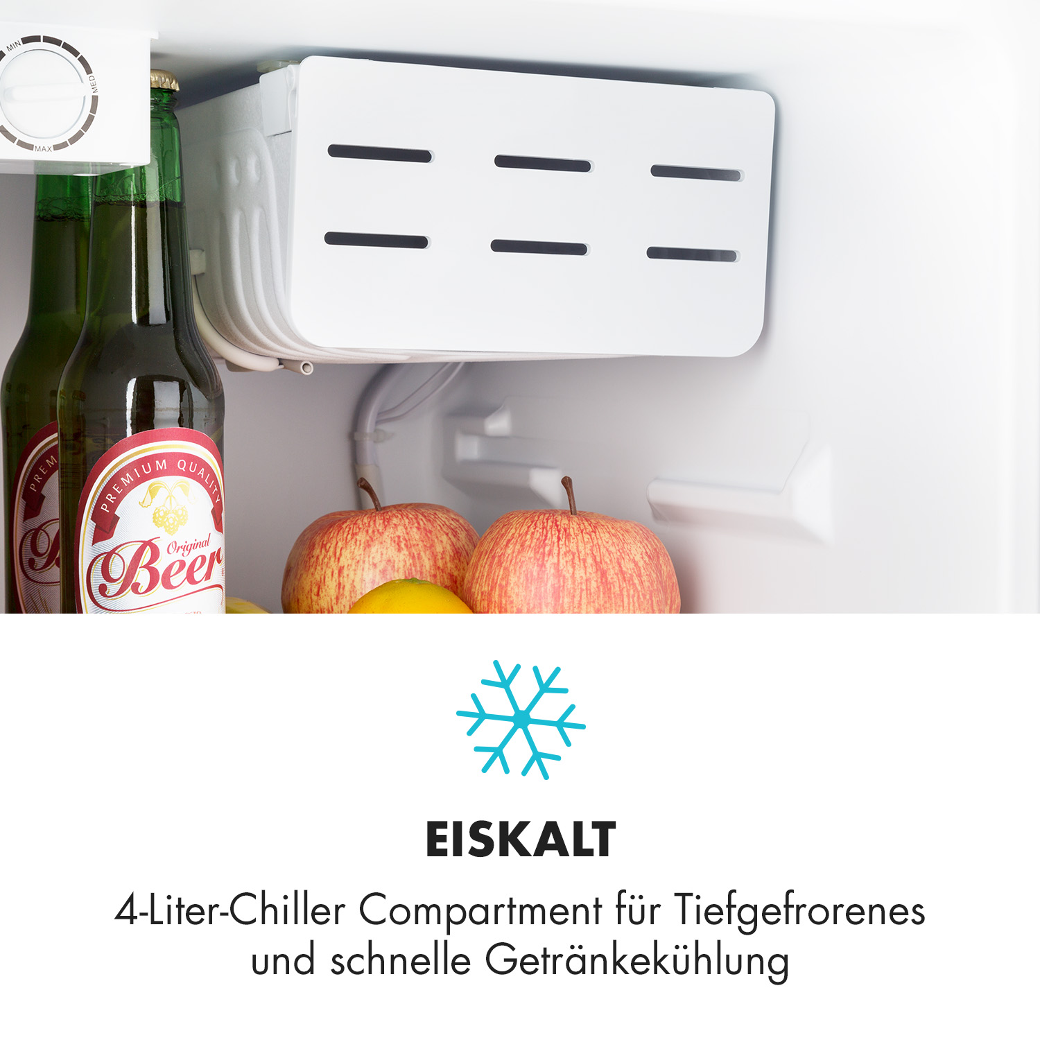 El interior del refrigerador incluye botellas de cerveza, manzanas y un compartimento enfriador.