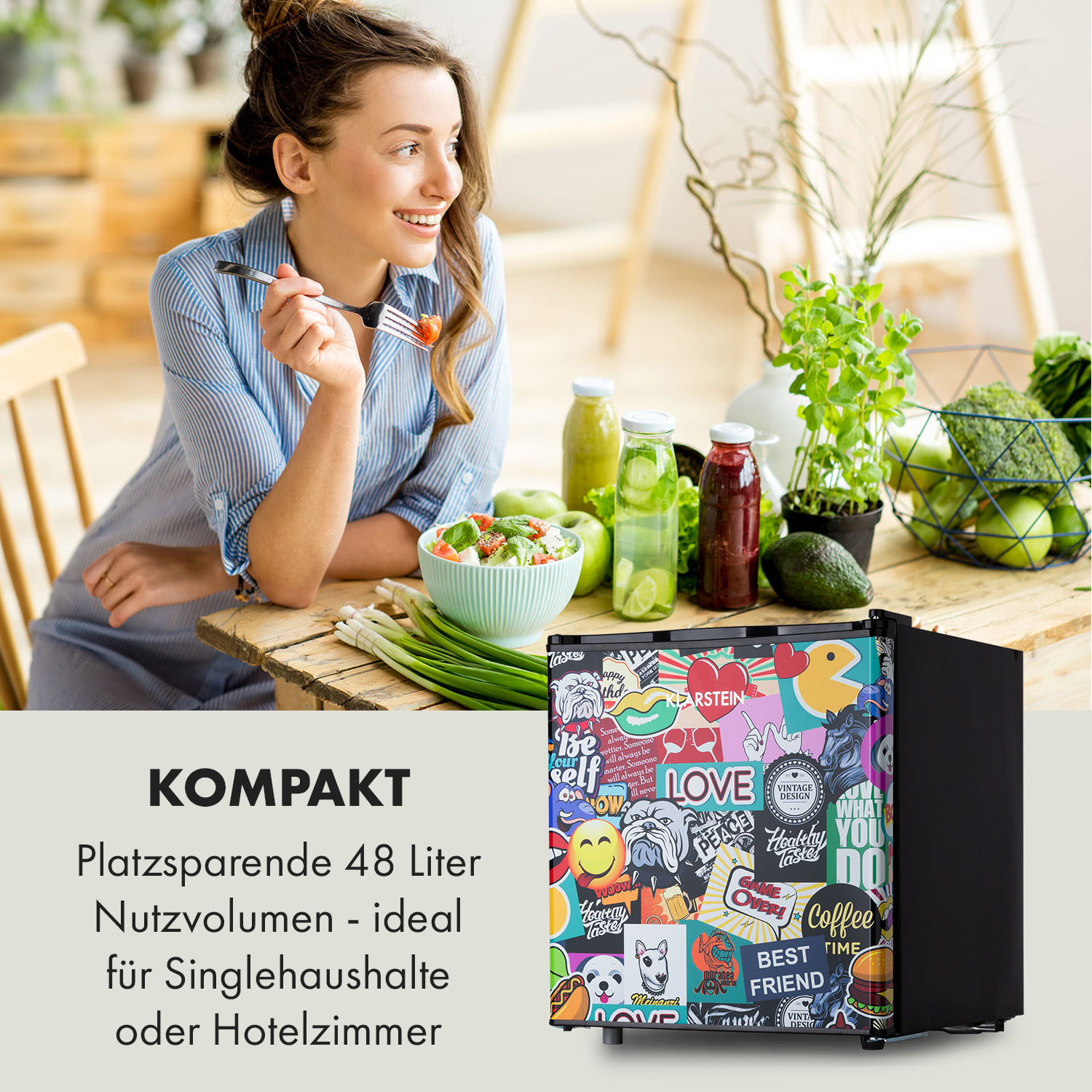 Frau mit einem mit Aufklebern dekorierten Kühlschrank. Küchenszene.