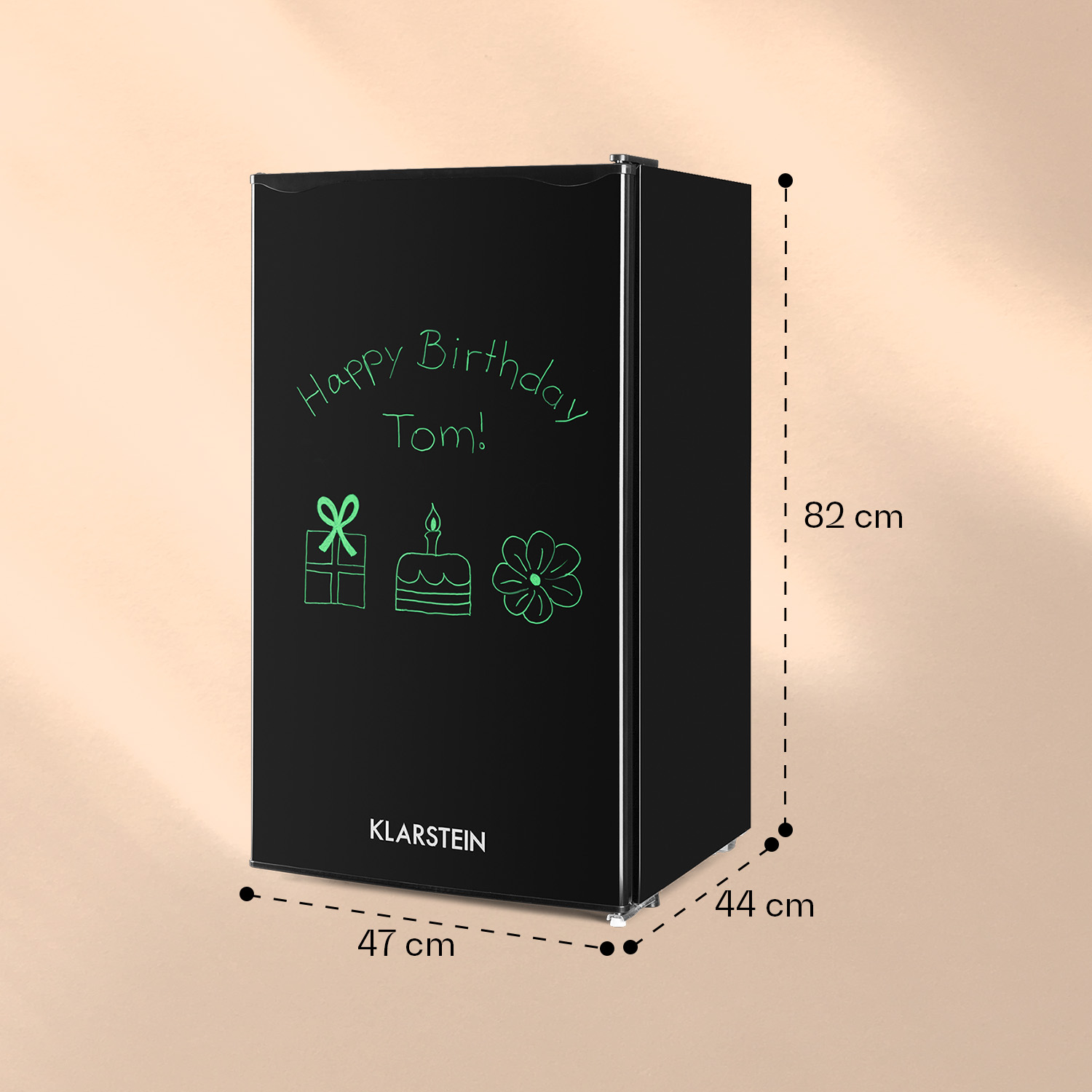 Un mini-frigorifero nero con auguri di compleanno e disegni sulla parte anteriore.