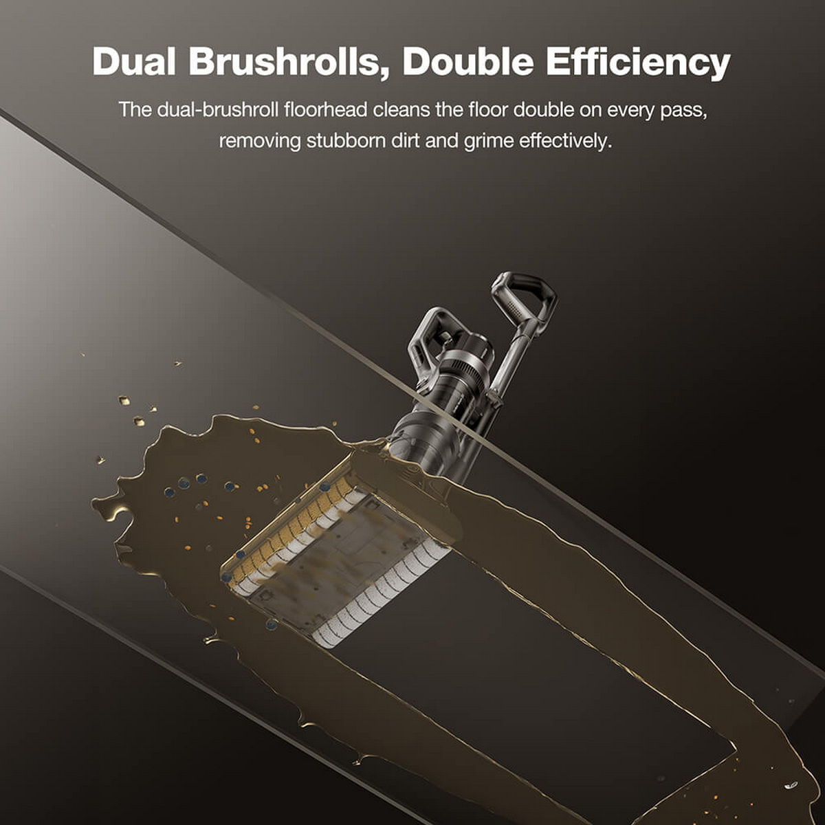 Pulitore per pavimenti che pulisce una superficie. Due rulli spazzola puliscono efficacemente. Acqua sporca sul pavimento.