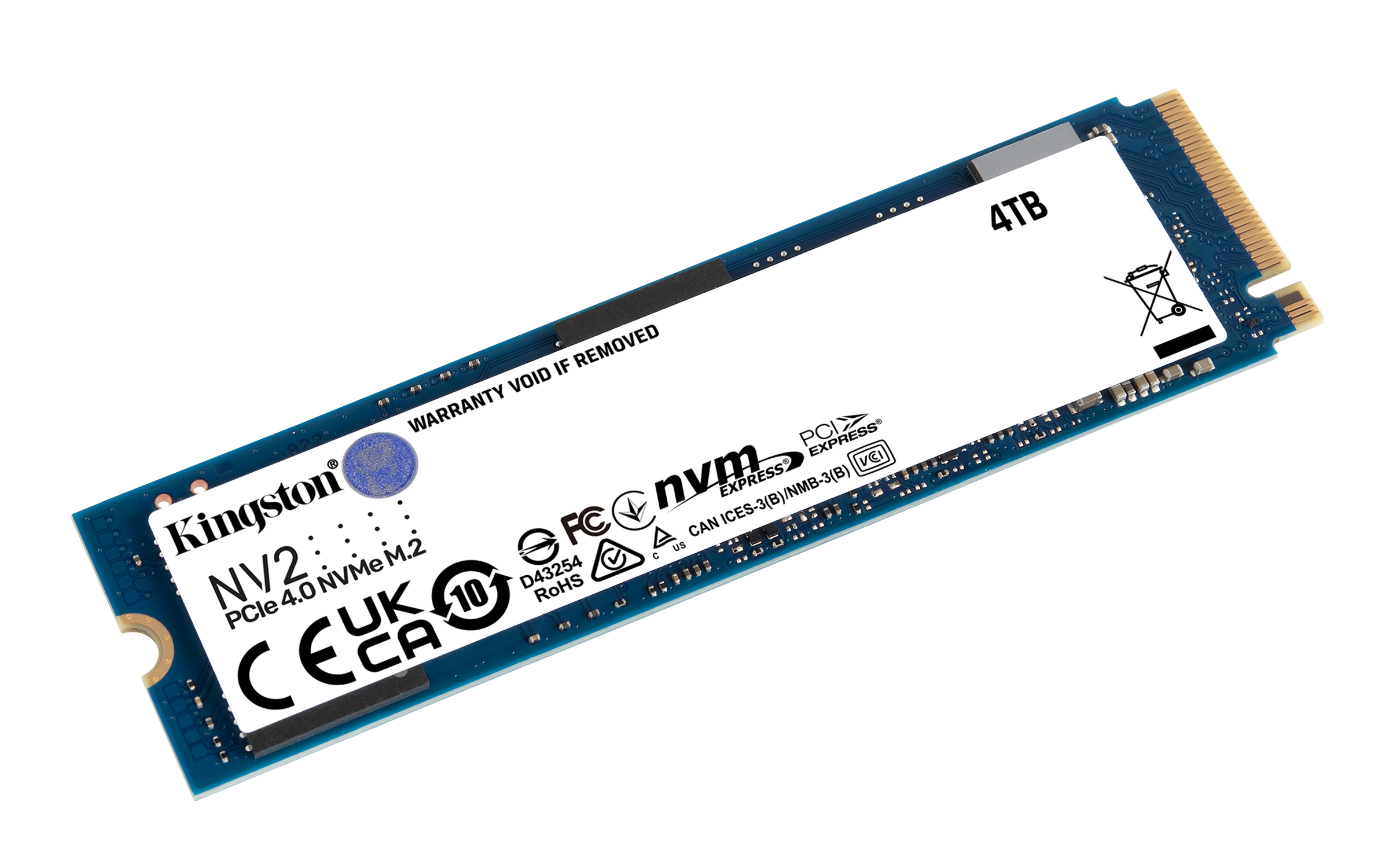 Dysk SSD Kingston NV2 4TB NVMe na białym tle, widok pod kątem. Niebieska płytka PCB, biała etykieta.