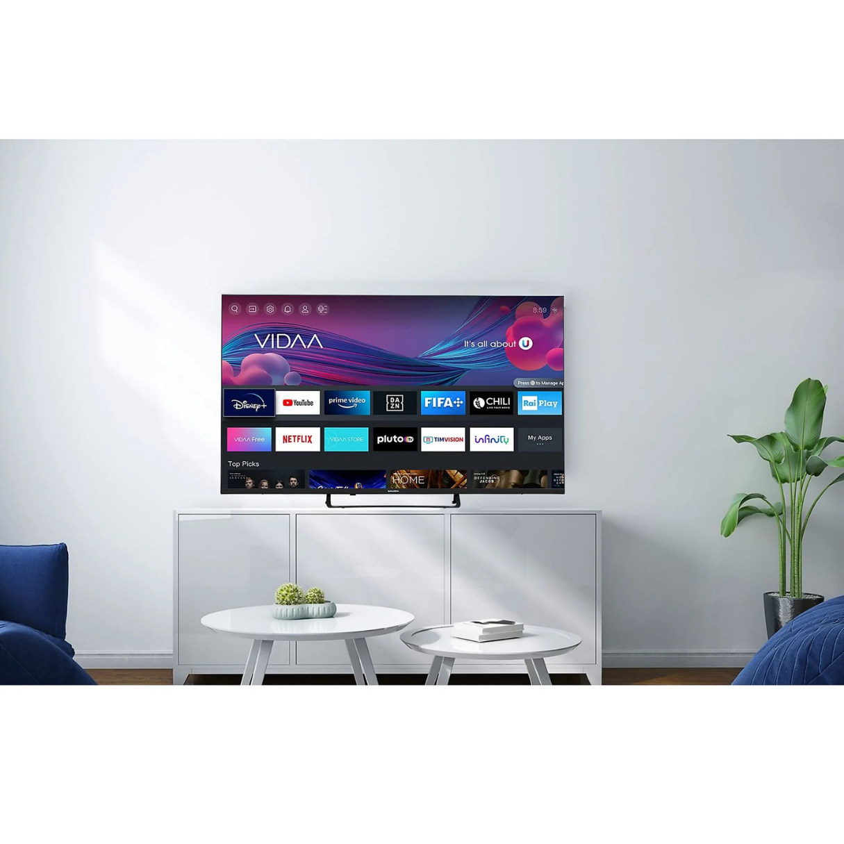 Een tv-scherm met een smart tv-interface, gemonteerd op een witte kast tegen een witte muur.