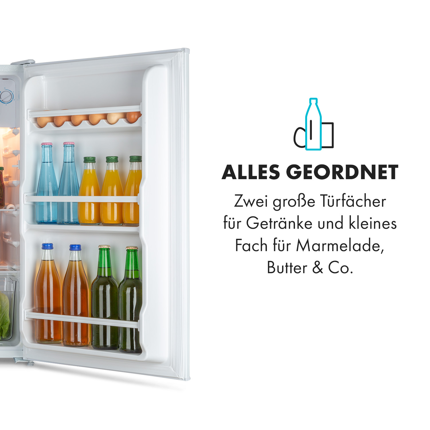 Interior de mini nevera con bebidas y huevos. El texto dice 'Alles Geordnet' (Todo en orden).