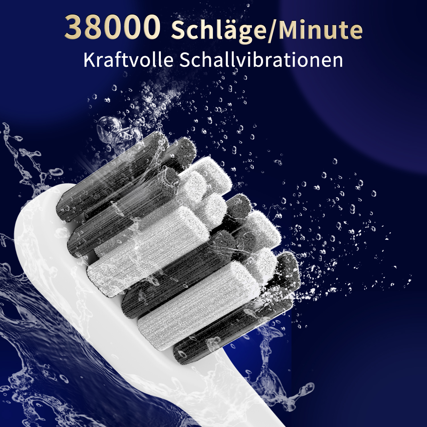 Nahaufnahme eines weißen elektrischen Zahnbürstenkopfes mit schwarzen, weißen und grauen Borsten. Blauer Hintergrund.