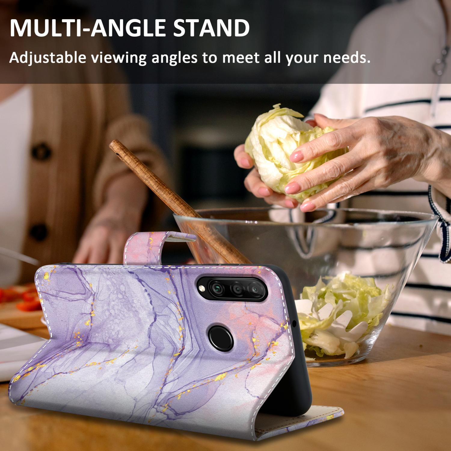 Un telefono in una custodia, configurato come supporto. Una donna prepara il cibo sullo sfondo.