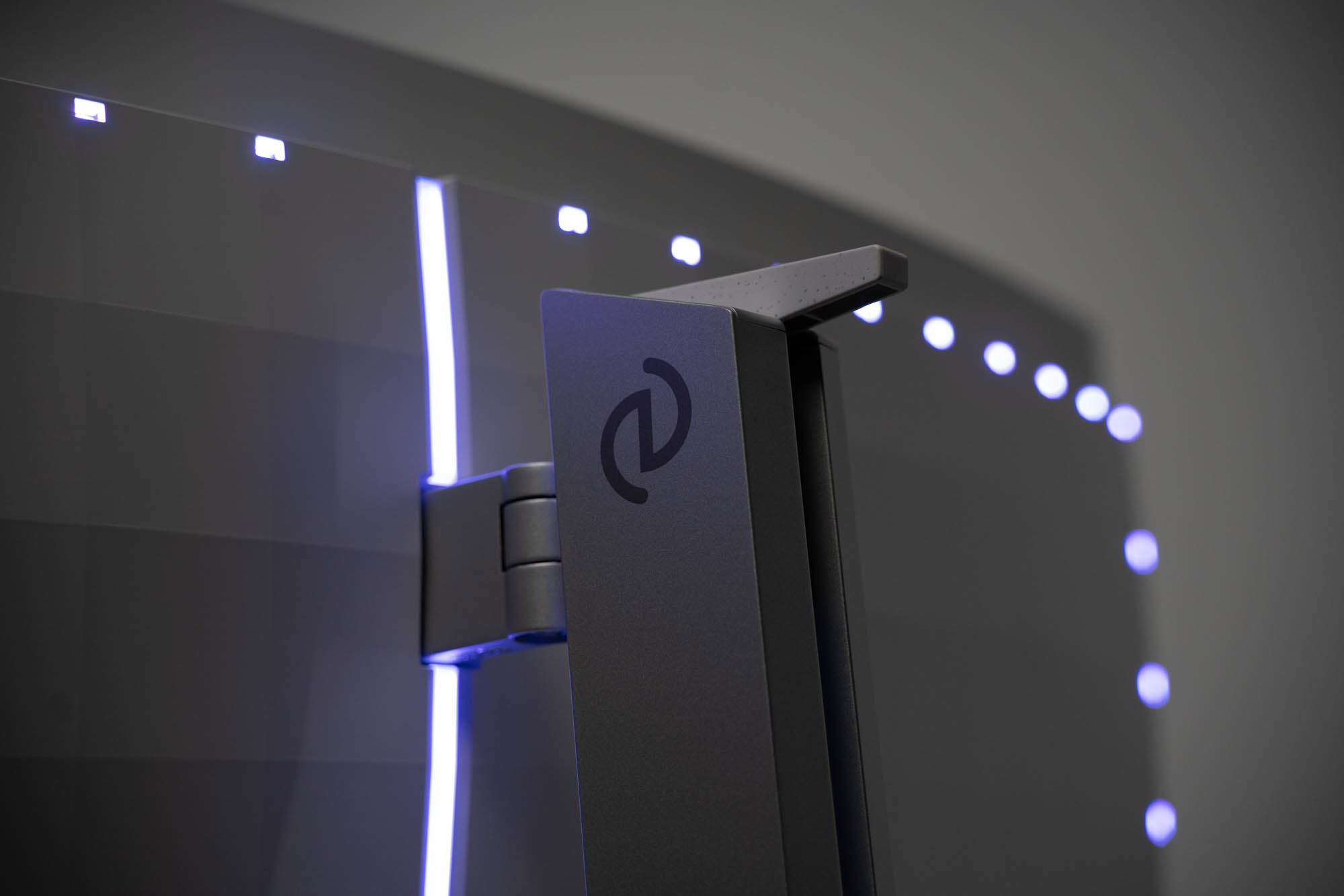 Primo piano del retro di un monitor con logo e striscia luminosa.