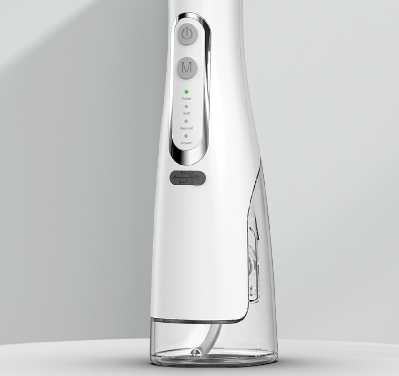 Weißer und klarer Flosser mit Knöpfen. Der Flosser befindet sich in einem transparenten Behälter.