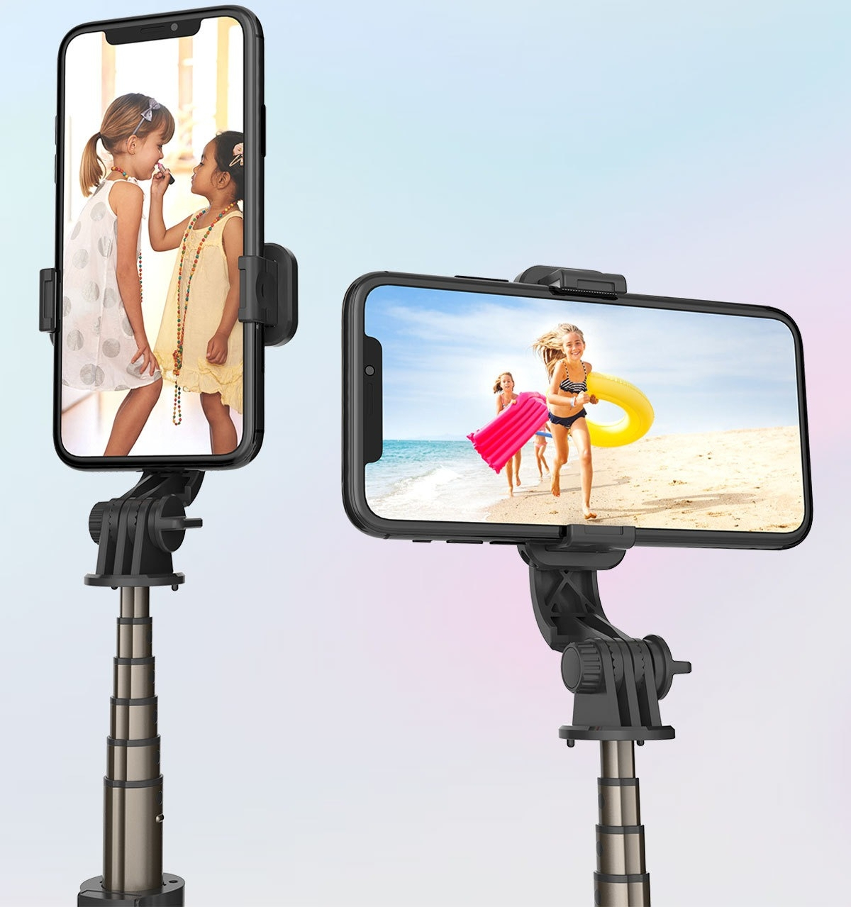 Zwei Telefone auf Selfie-Sticks. Eines zeigt Mädchen beim Schminken, das andere zeigt Leute am Strand.