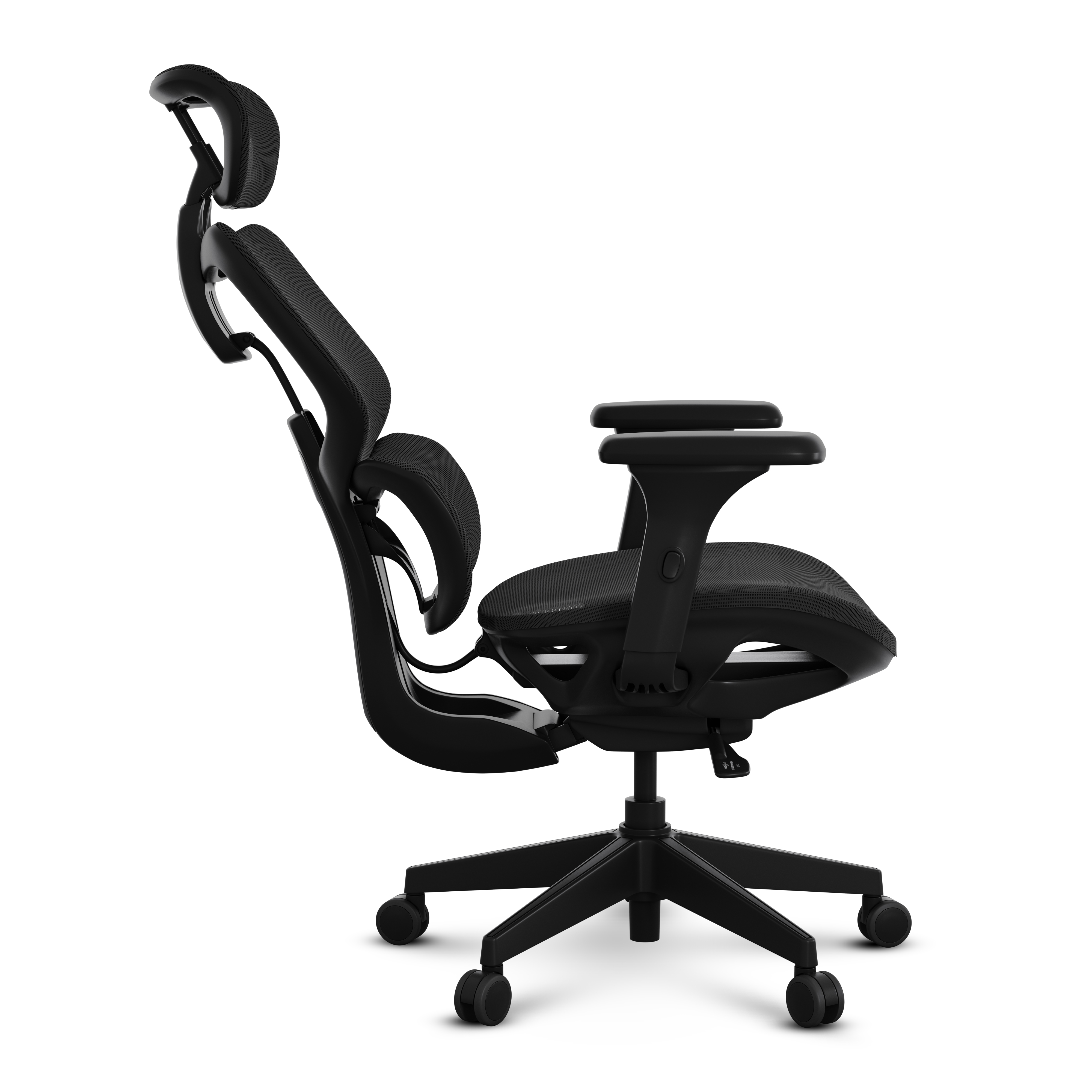 Zwarte ergonomische bureaustoel, zijaanzicht, met verstelbare hoofdsteun, armleuningen en wielen.