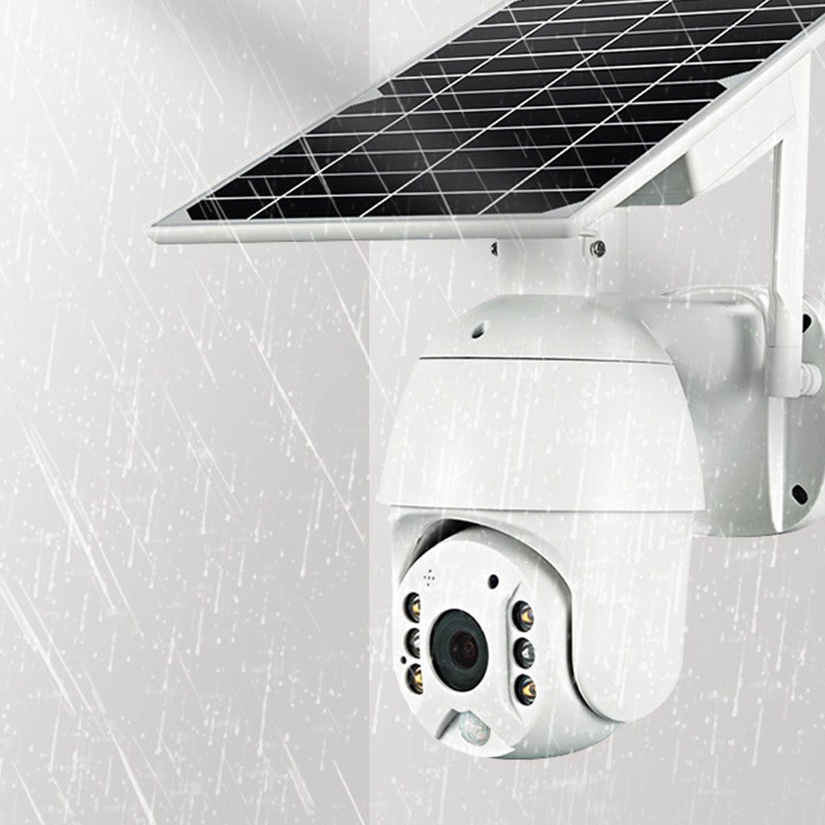 Weiße Überwachungskamera mit Solarpanel, an einer Wand montiert, mit Regen-Effekten.