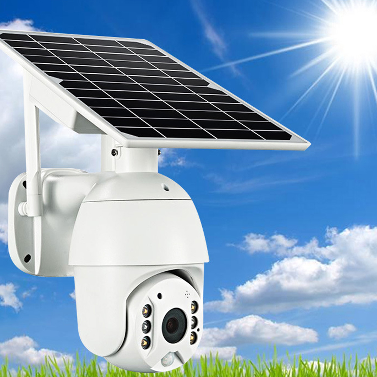 Solarbetriebene Überwachungskamera. Weiße Kamera mit Solarpanel und blauem Himmel mit Sonne und Gras im Vordergrund.