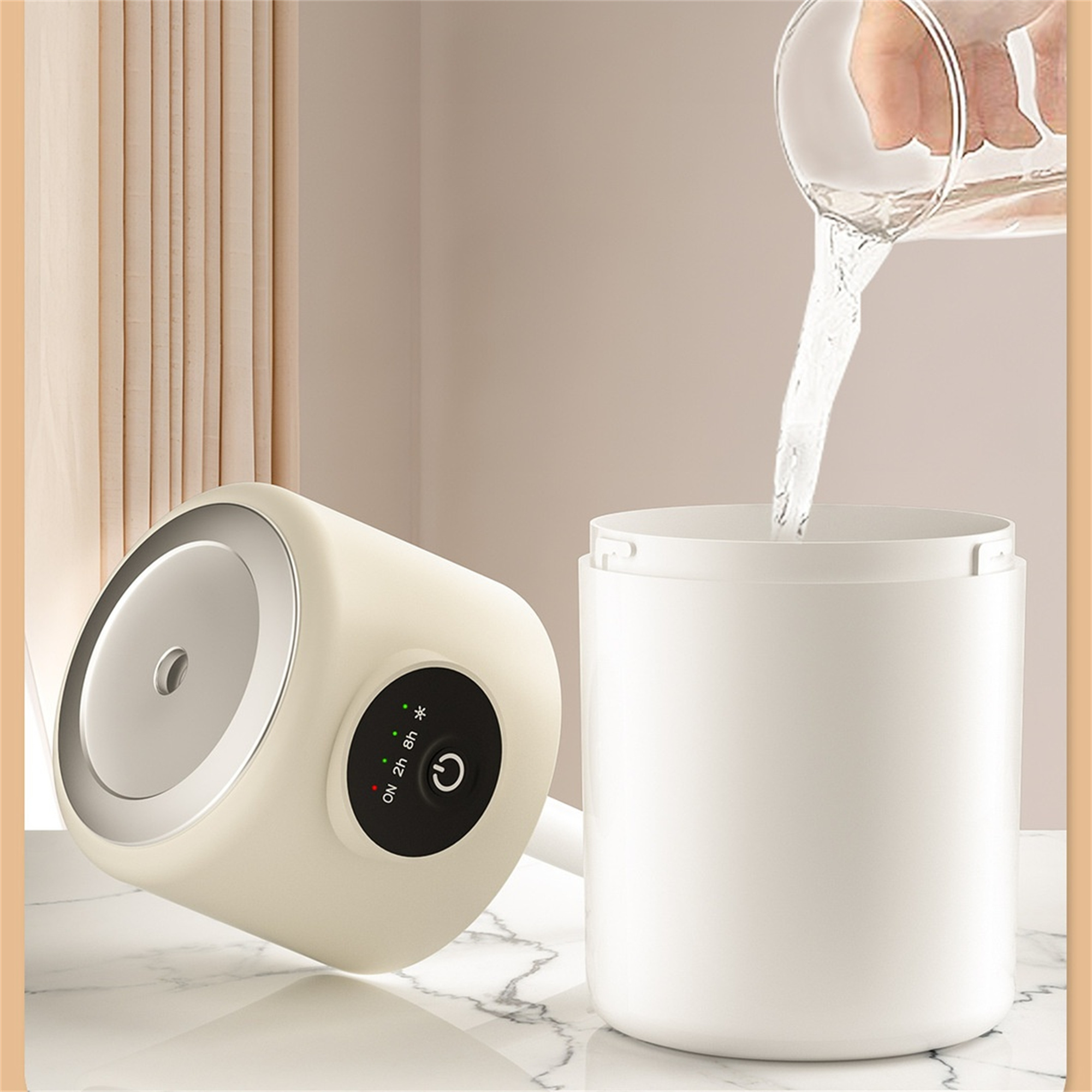 Ein Wasser wird in einen weißen Luftbefeuchter mit Bedienfeld gegossen. Es hat Ein/Aus und Timer.