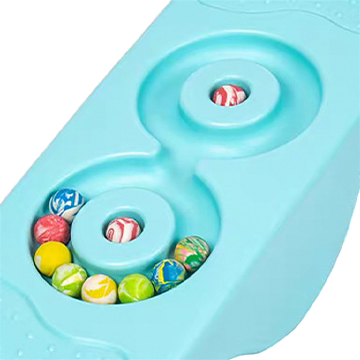 Ein hellblaues Spielzeug mit Löchern, das bunte Kugeln enthält. Kugeln sind rot, gelb, grün, weiß und blau.