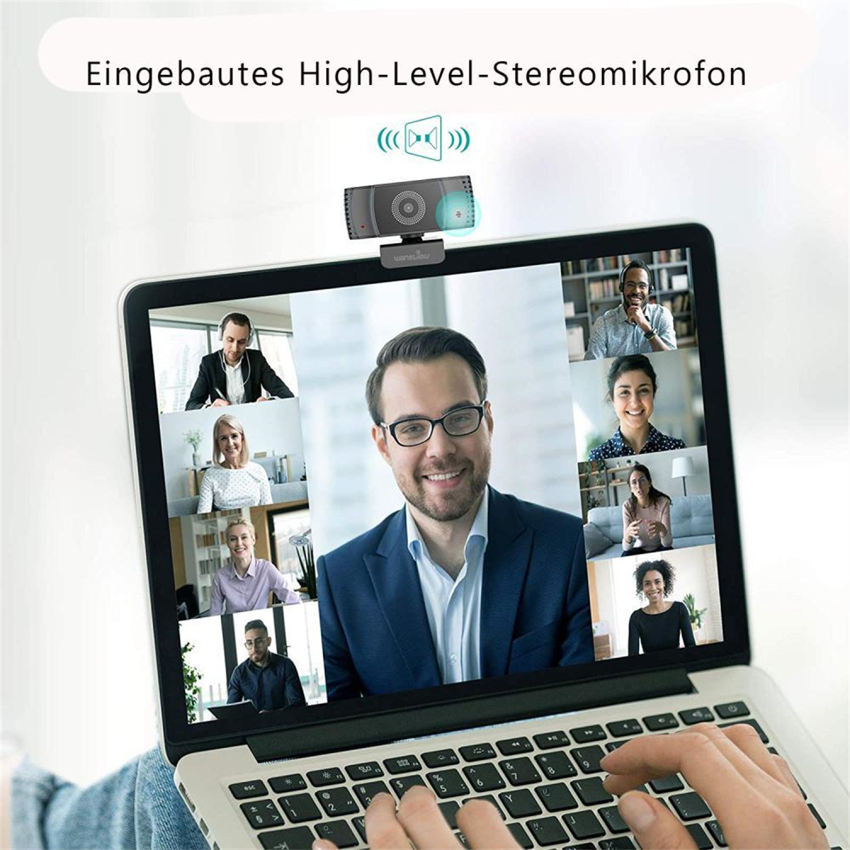 Ein Laptop mit Webcam oben. Ein Videoanruf ist im Gange. Menschen lächeln.