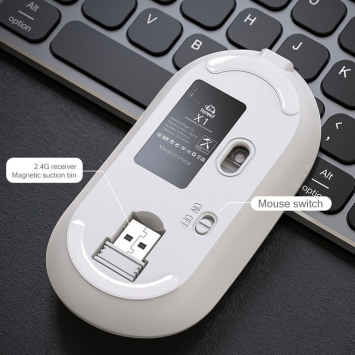 Weiße Maus mit USB-Empfänger. Die Unterseite hat einen Schalter und die Worte 'Made in China'.