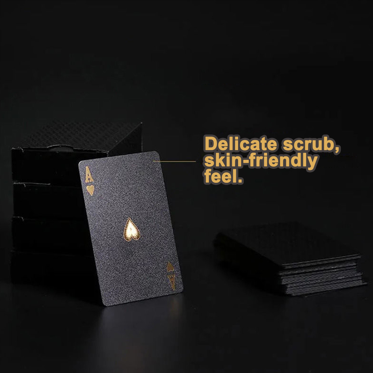 Schwarze Spielkarte mit goldenem Pik-Ass, umgeben von anderen Karten, dunkler Hintergrund.