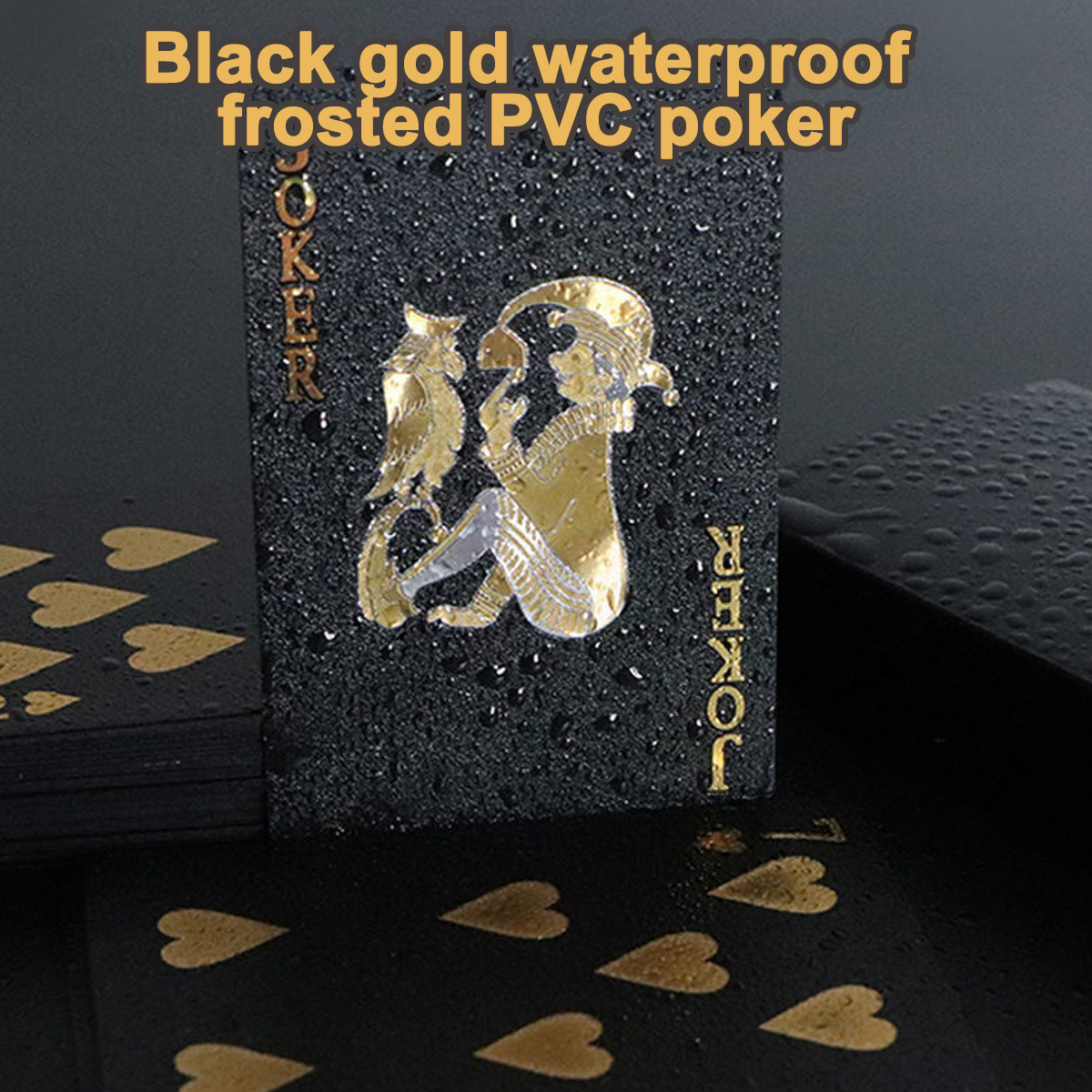 Eine schwarze Spielkarte mit goldfarbenen Designs und Text. Es ist nass mit Wassertropfen. Text: Joker.