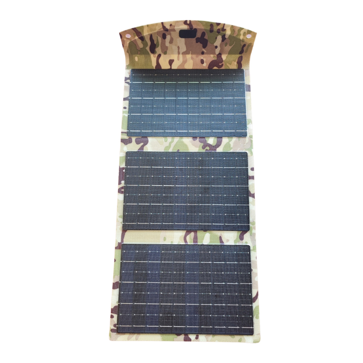 Tela de camuflaje con tres paneles solares negros, dispuestos verticalmente.