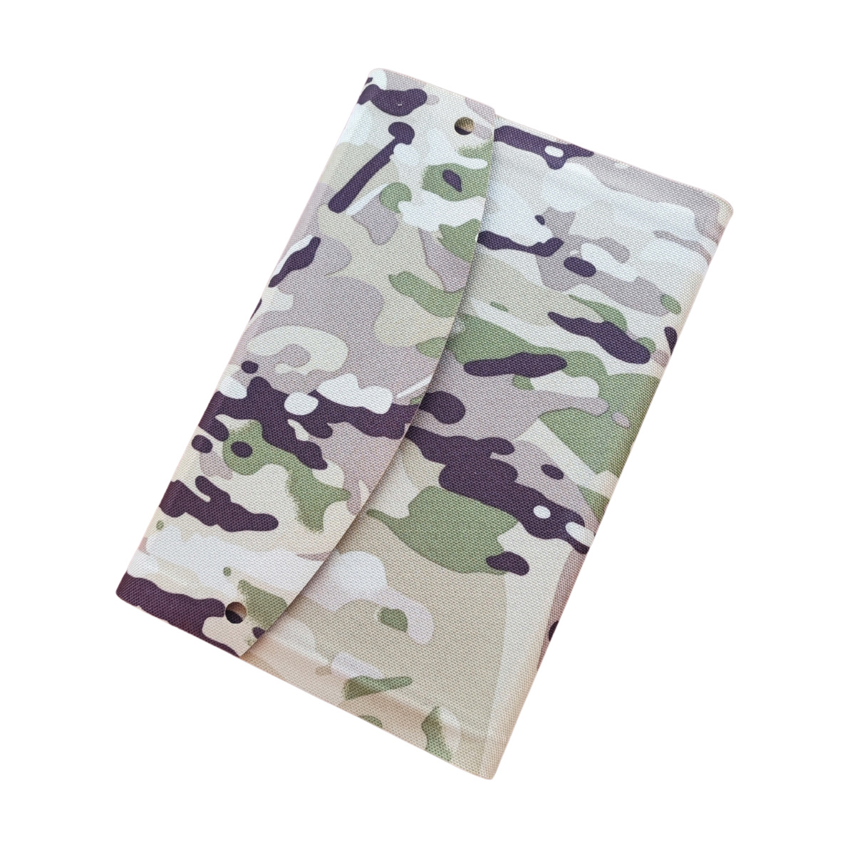 Cartera con patrón de camuflaje, abierta, mostrando el interior. Fondo blanco.