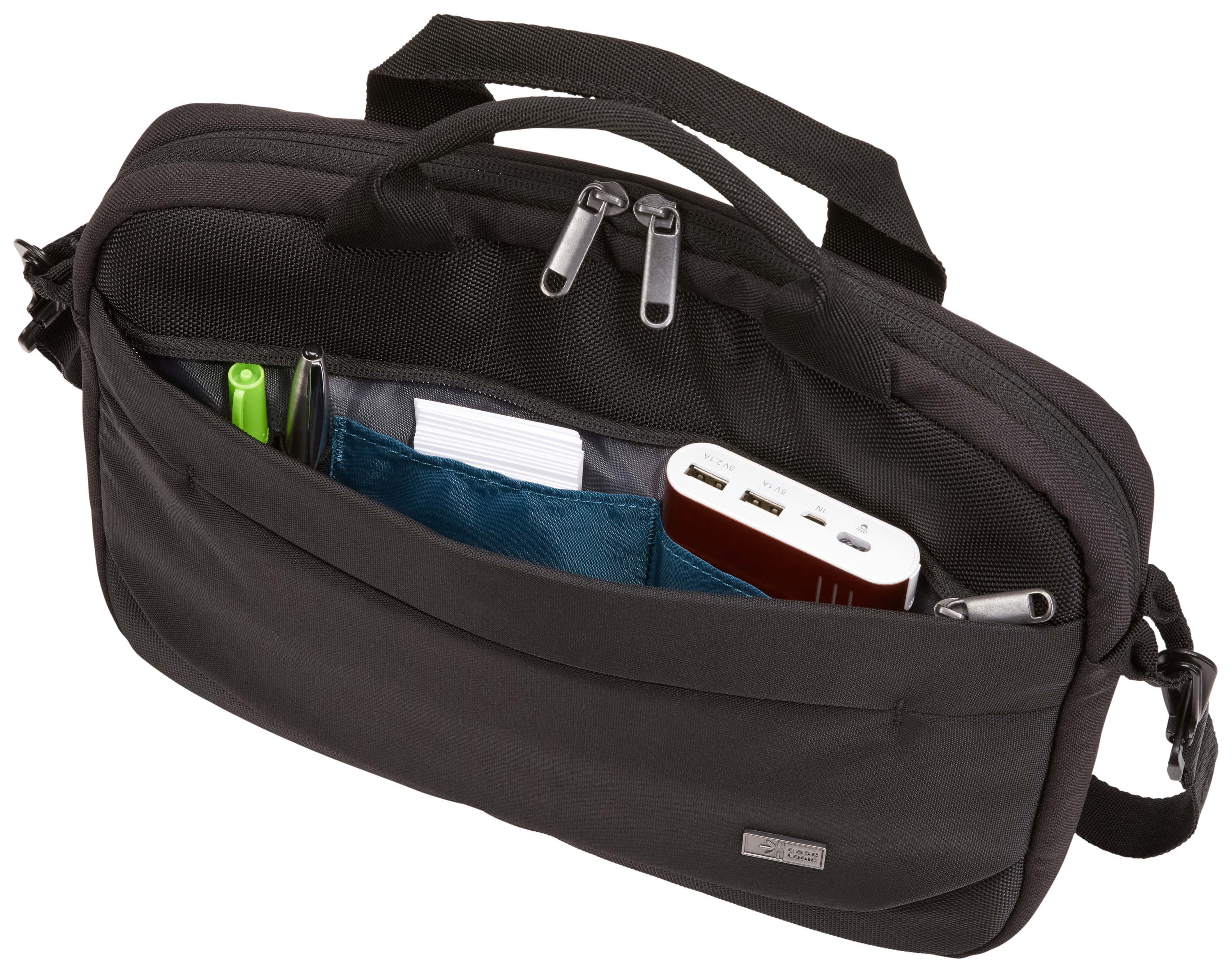 Zwarte open Case Logic tas met pennen, kaarten, powerbank. Schuine hoek.