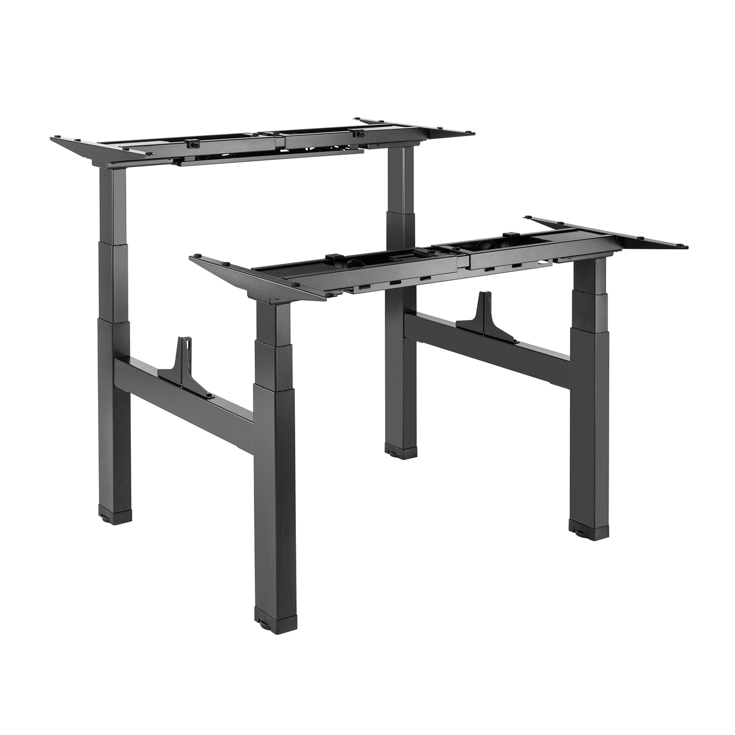 Dos escritorios de pie negros de altura ajustable. Cada uno tiene una parte superior rectangular y una base de cuatro patas.