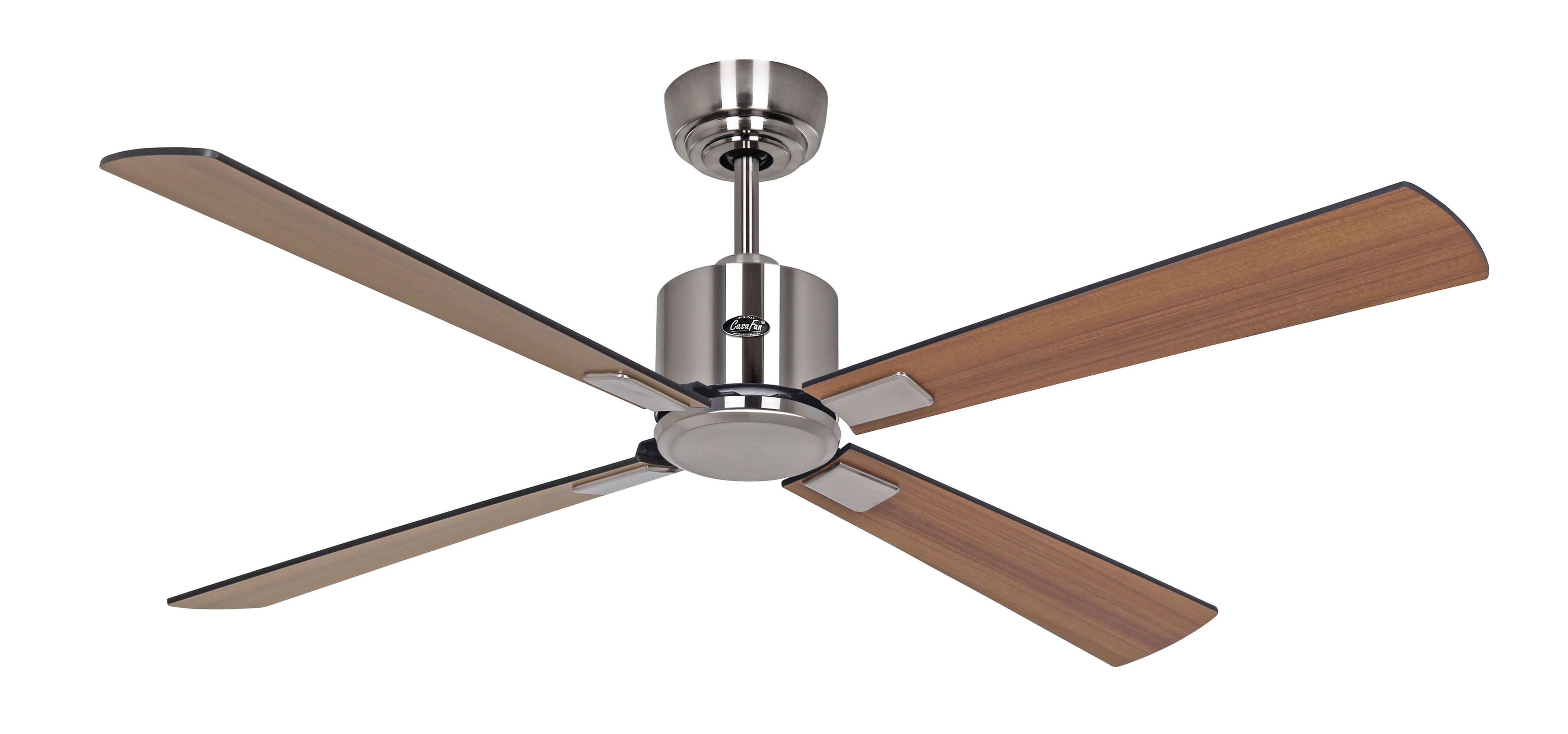 Deckenventilator mit vier Holzblättern, silbernem Motorgehäuse und weißem Hintergrund.