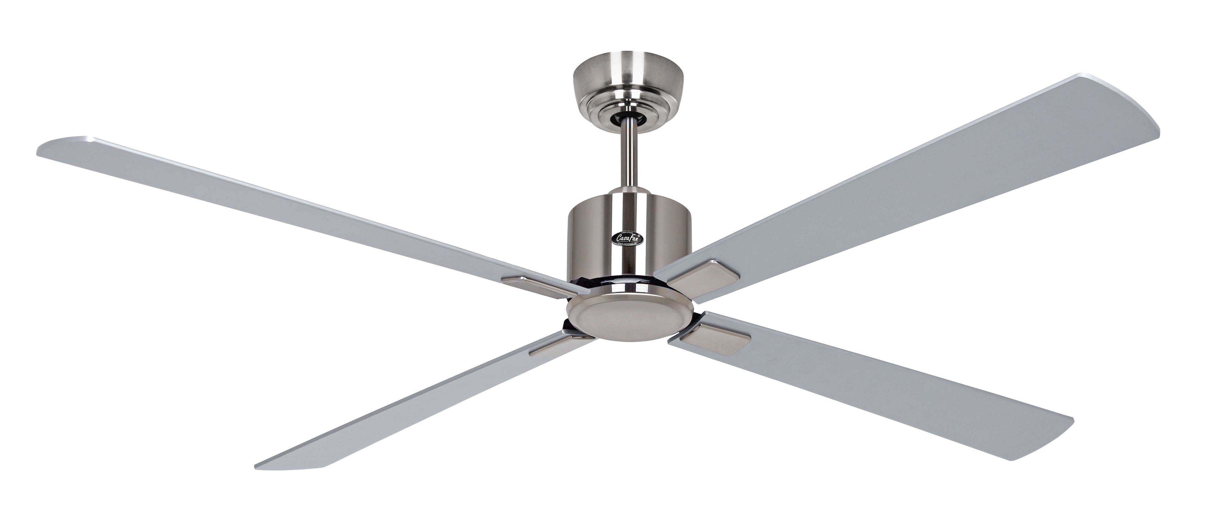 Ein Deckenventilator mit vier silbernen Flügeln und einem silbernen Motorgehäuse, der von der Decke hängt.