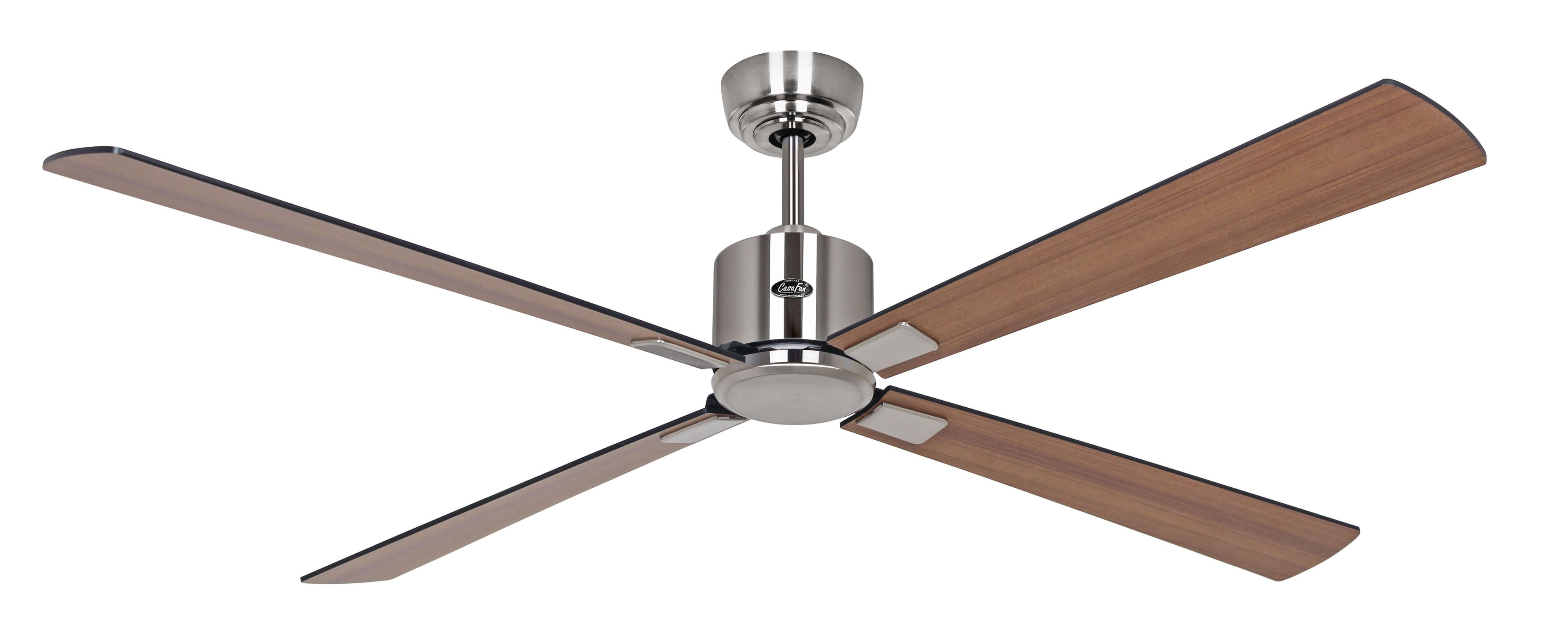 Deckenventilator mit vier Holzblättern und einem silbernen Motorgehäuse, isoliert auf Weiß.