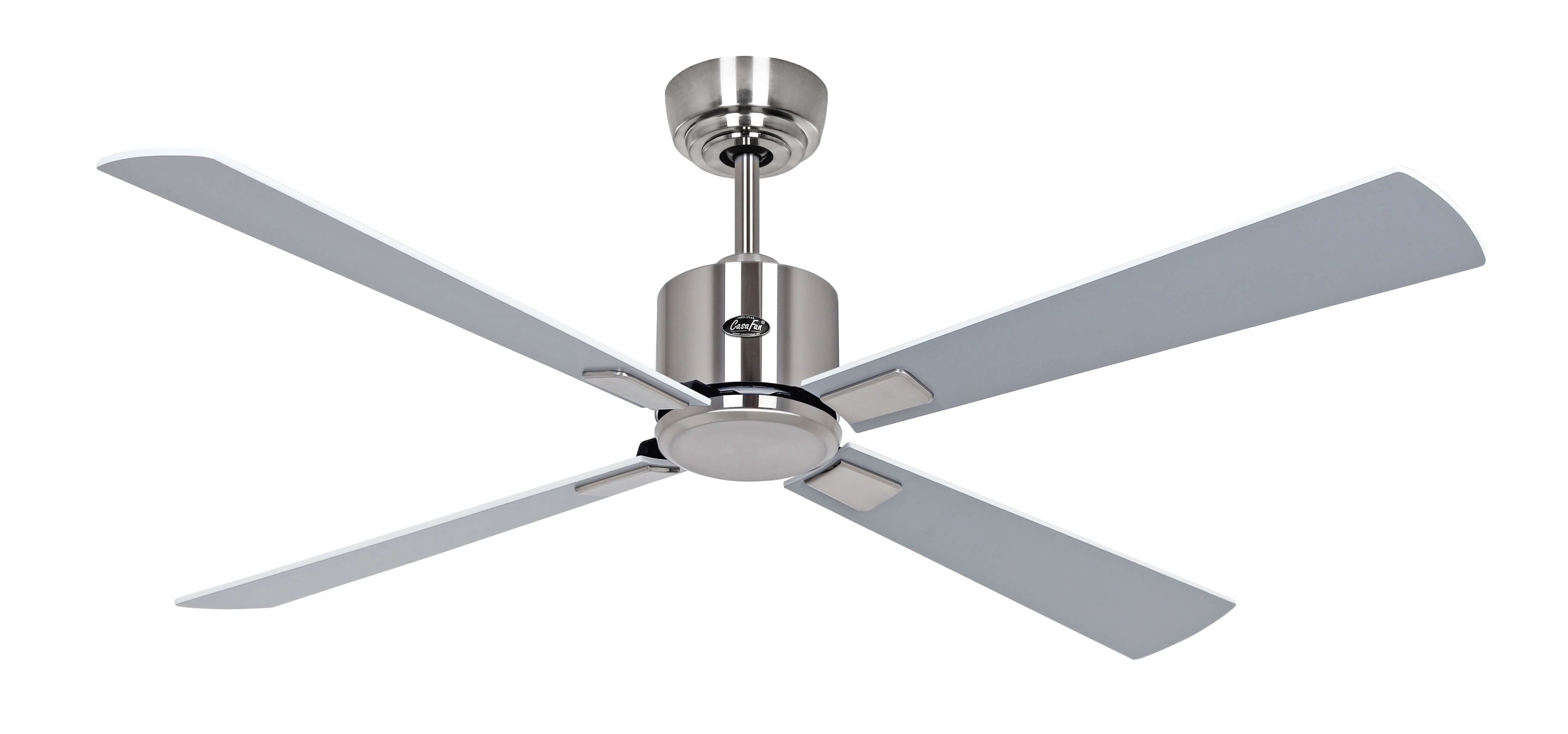 Ein silberner und weißer Deckenventilator mit vier Flügeln. Er hängt von der Decke und ist vor weißem Hintergrund isoliert.