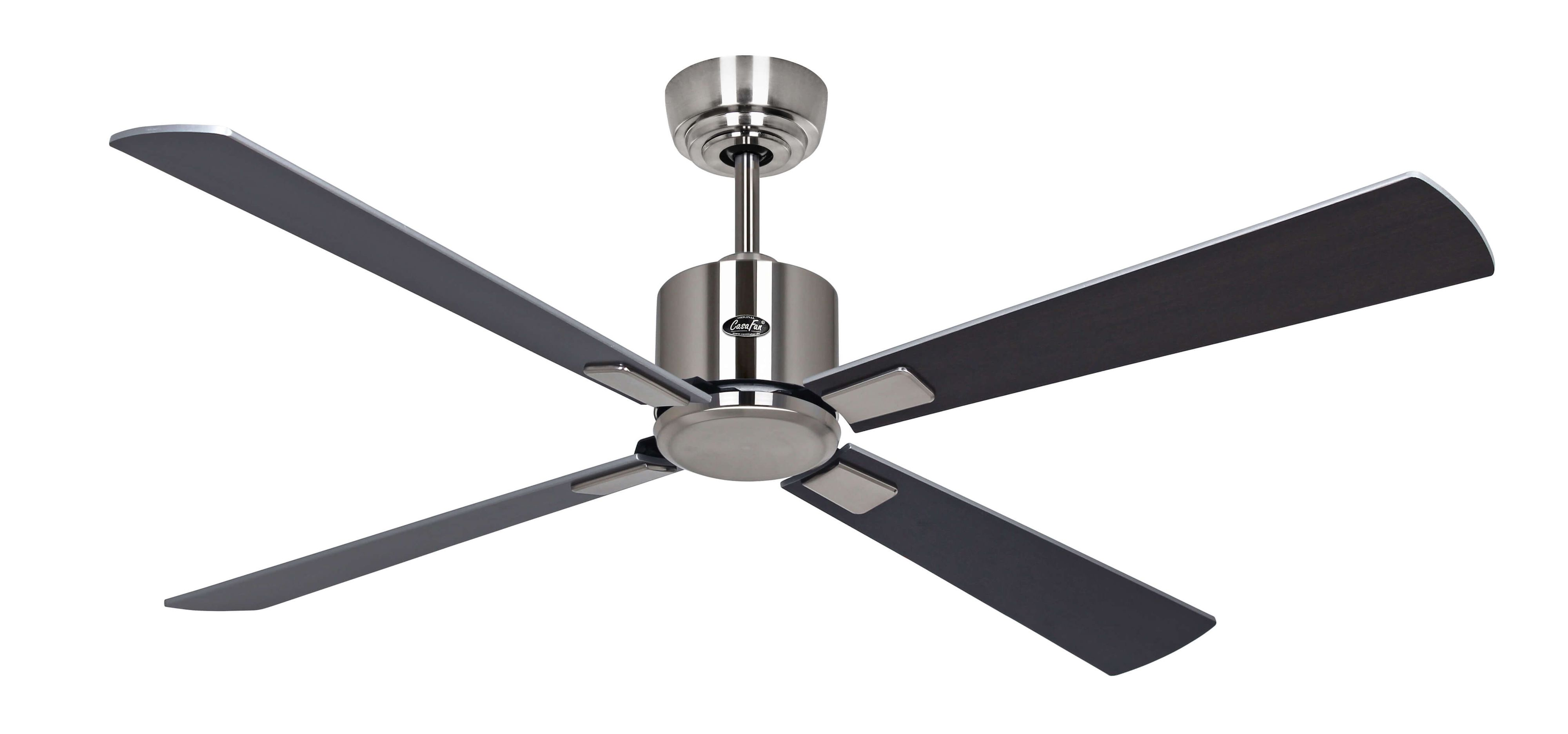 Ein Deckenventilator mit vier dunkelgrauen Flügeln. Der Ventilator ist silber.