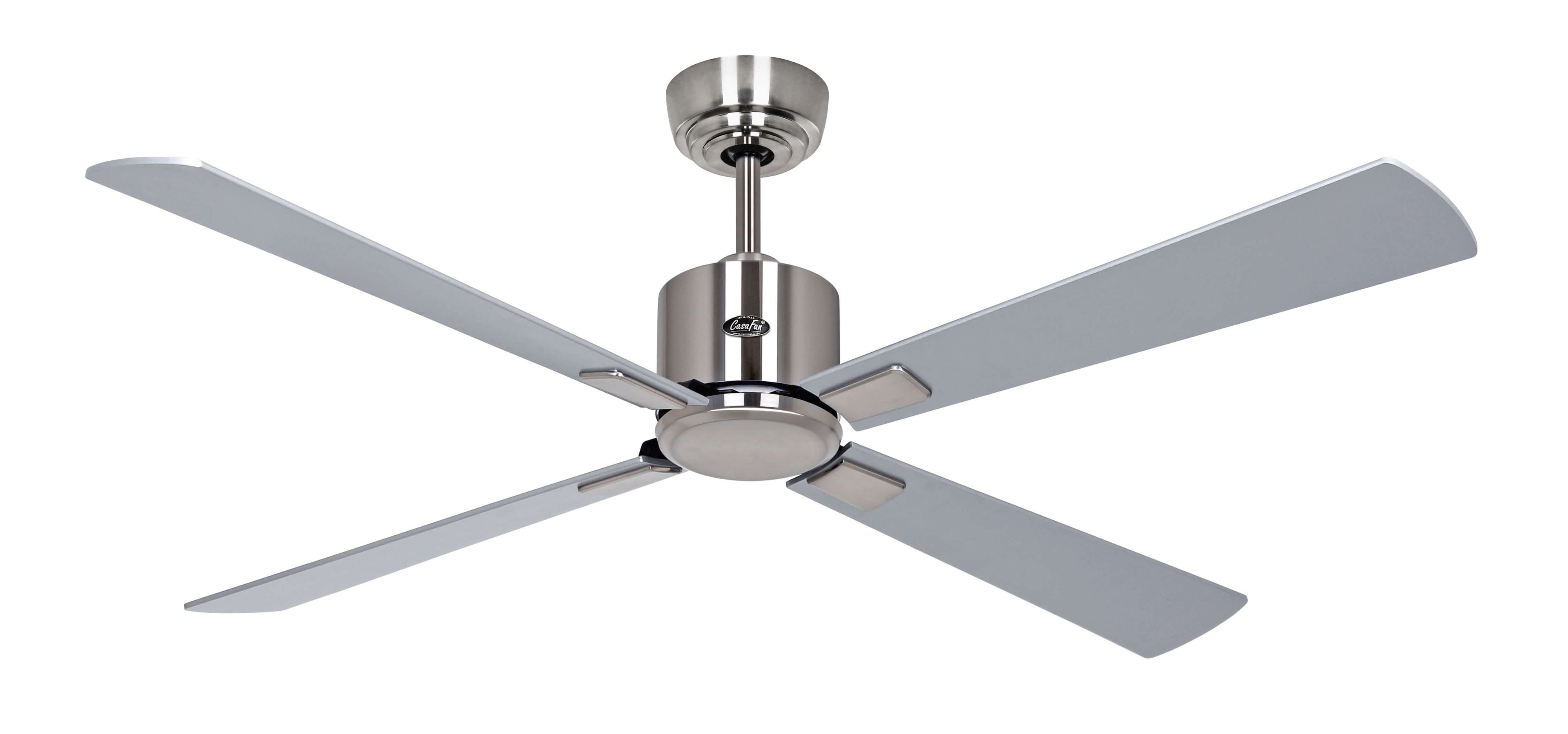 Deckenventilator mit vier silbernen Flügeln und silbernem Motorgehäuse. Weißer Hintergrund.
