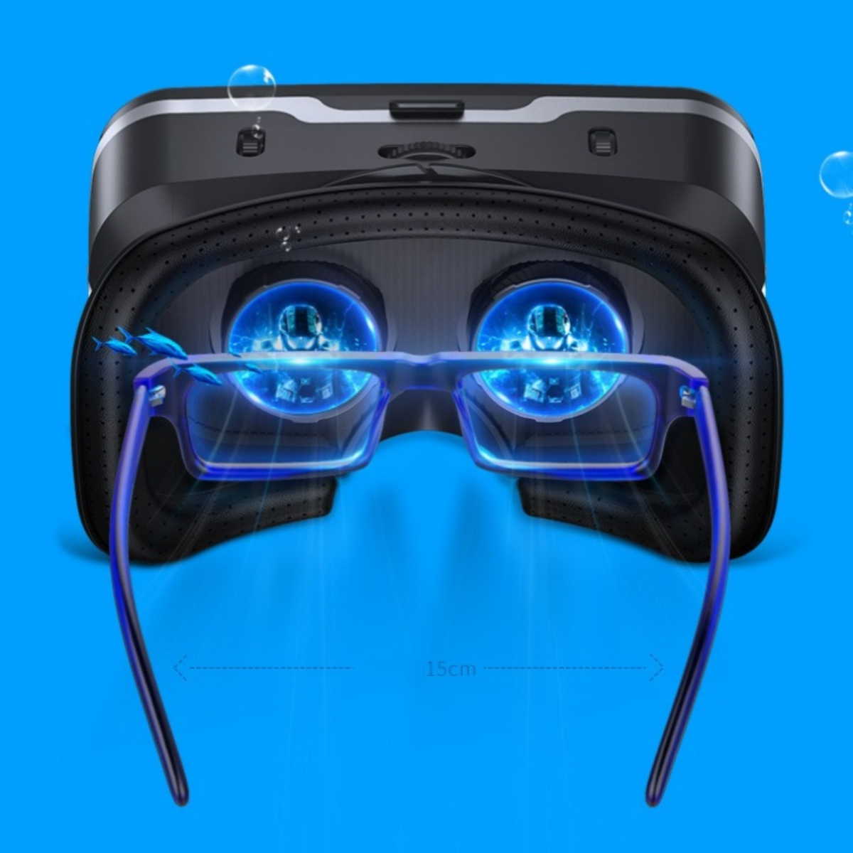 Ein VR-Headset mit blau getönten Gläsern davor, auf blauem Hintergrund. Blasen sind vorhanden.
