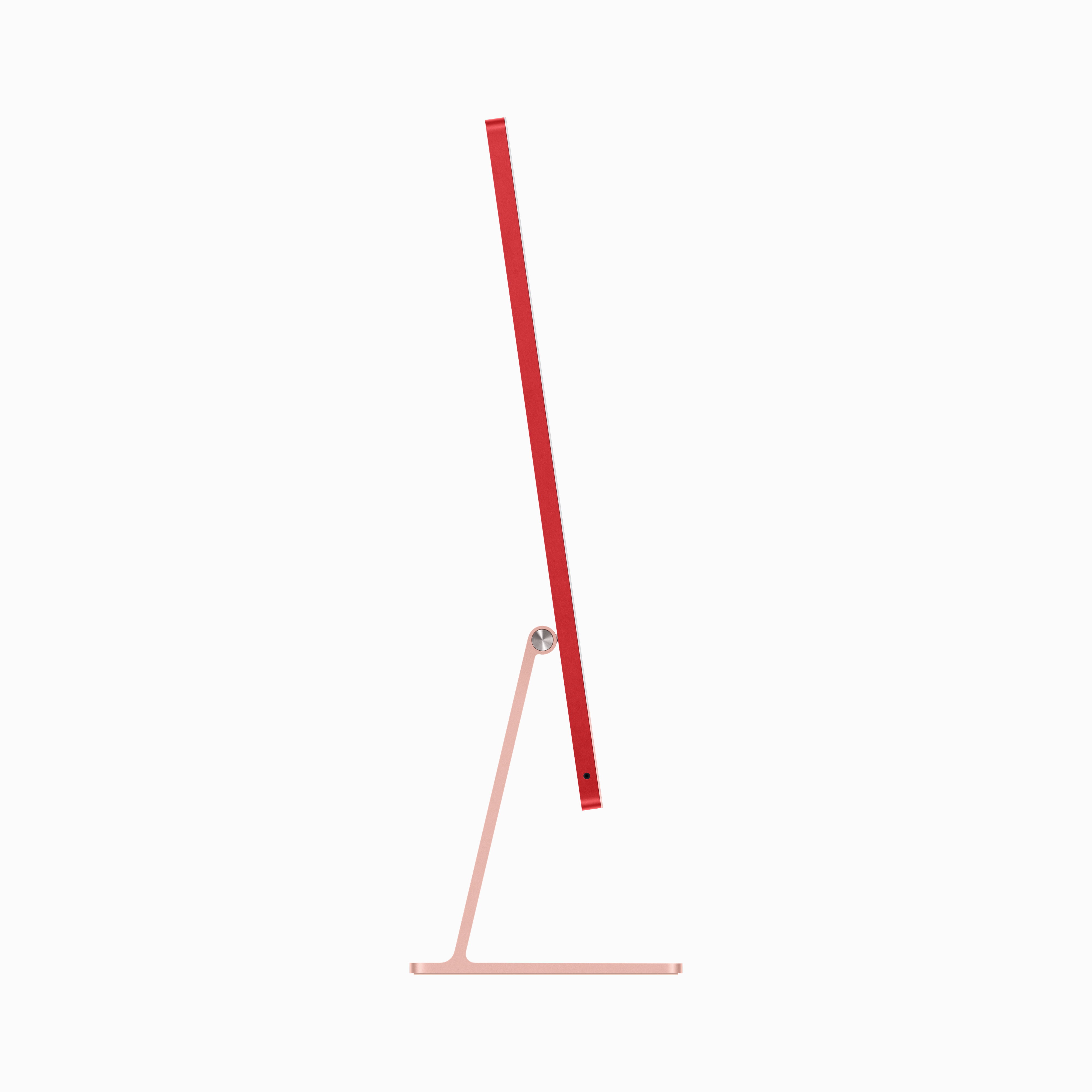 Czerwony komputer iMac, widok z boku, różowy stojak, białe tło.