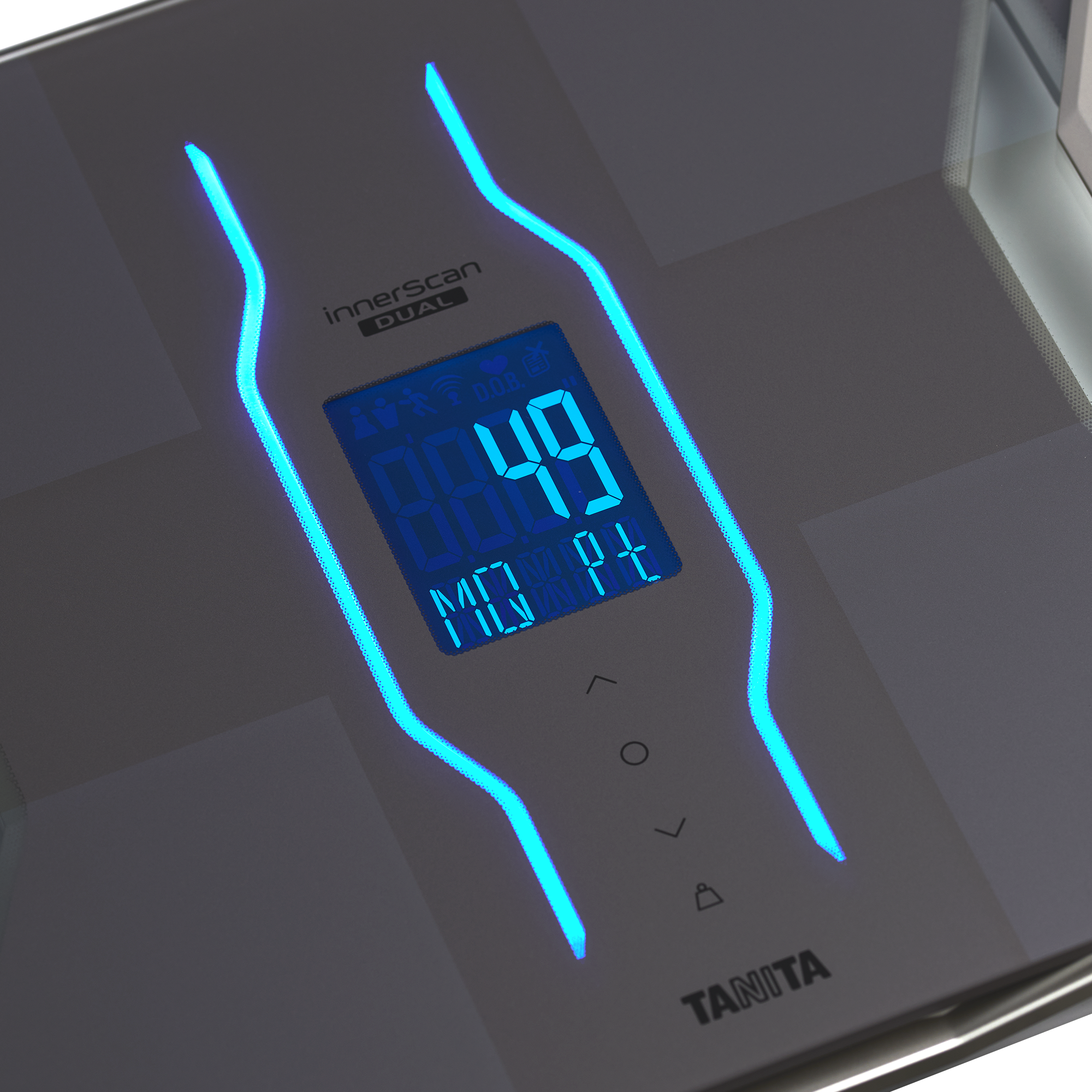 Een digitale weegschaal die een gewicht van 00,49 weergeeft, met blauwe lichten en de merknaam TANITA.