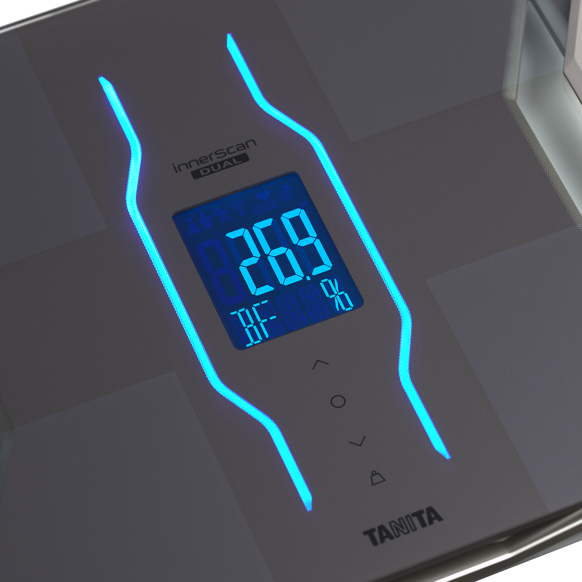 Digitale weegschaal die gewicht in blauw licht toont met de merknaam TANITA.