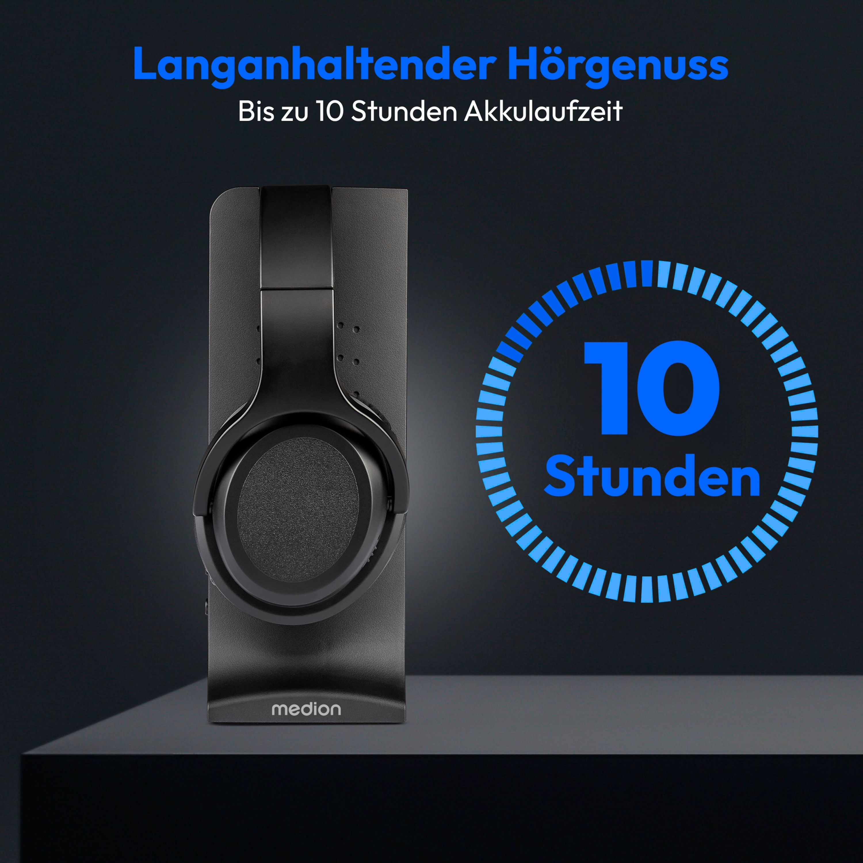 Schwarze kabellose Kopfhörer in einer Ladestation mit blauem Text '10 Stunden' drumherum.
