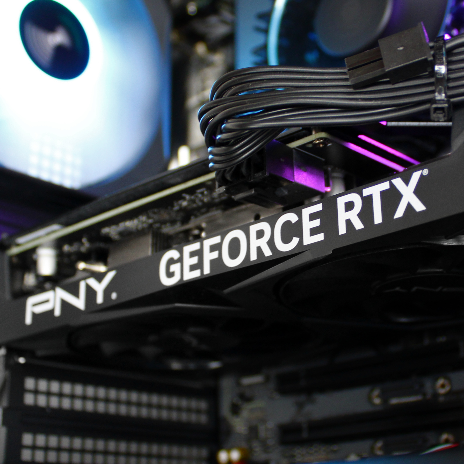 Primer plano de una tarjeta gráfica con la etiqueta "GEFORCE RTX" y "PNY".