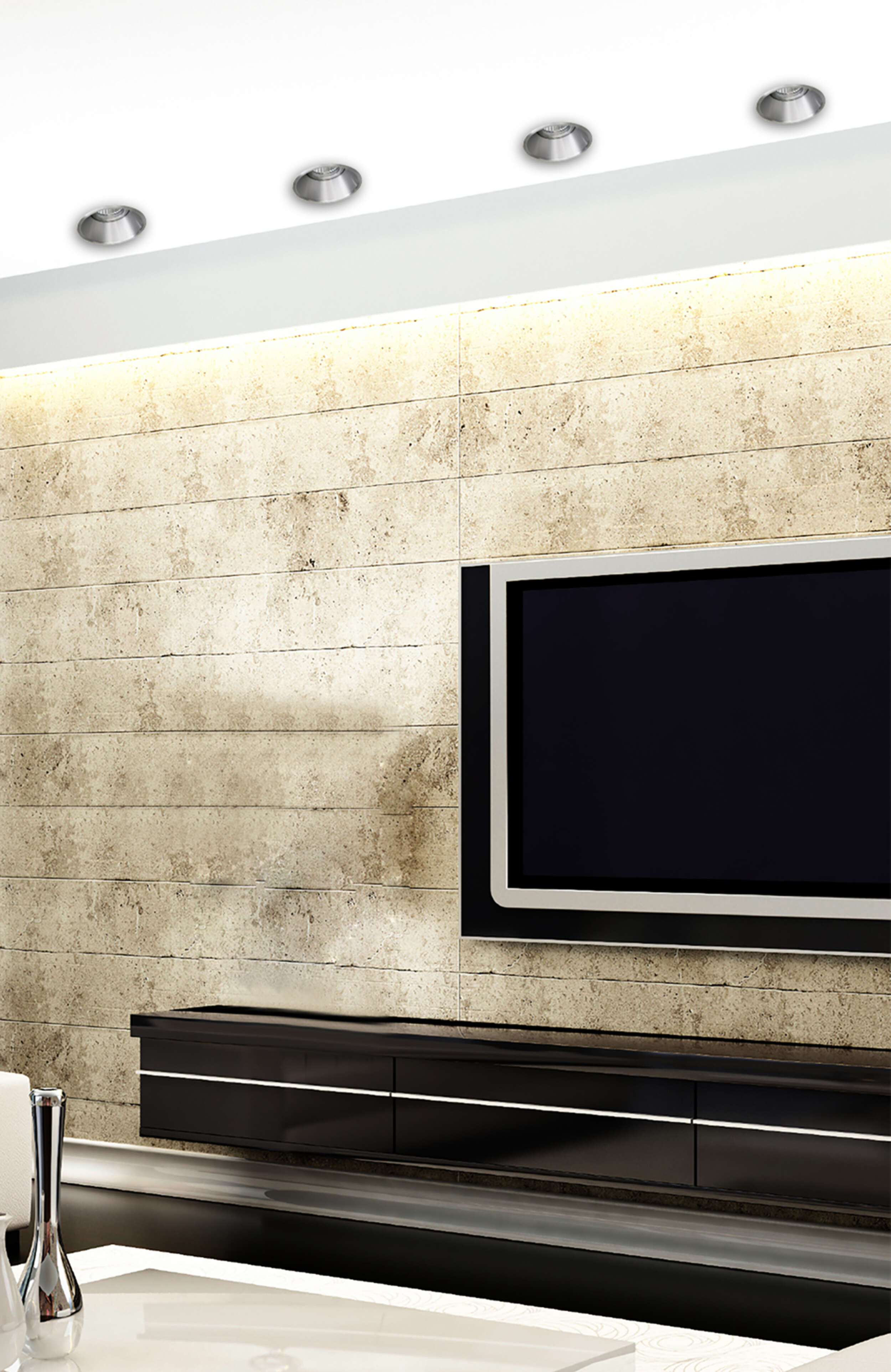 Wohnzimmer mit einem schwarzen Fernseher an der Wand und Einbauleuchten.