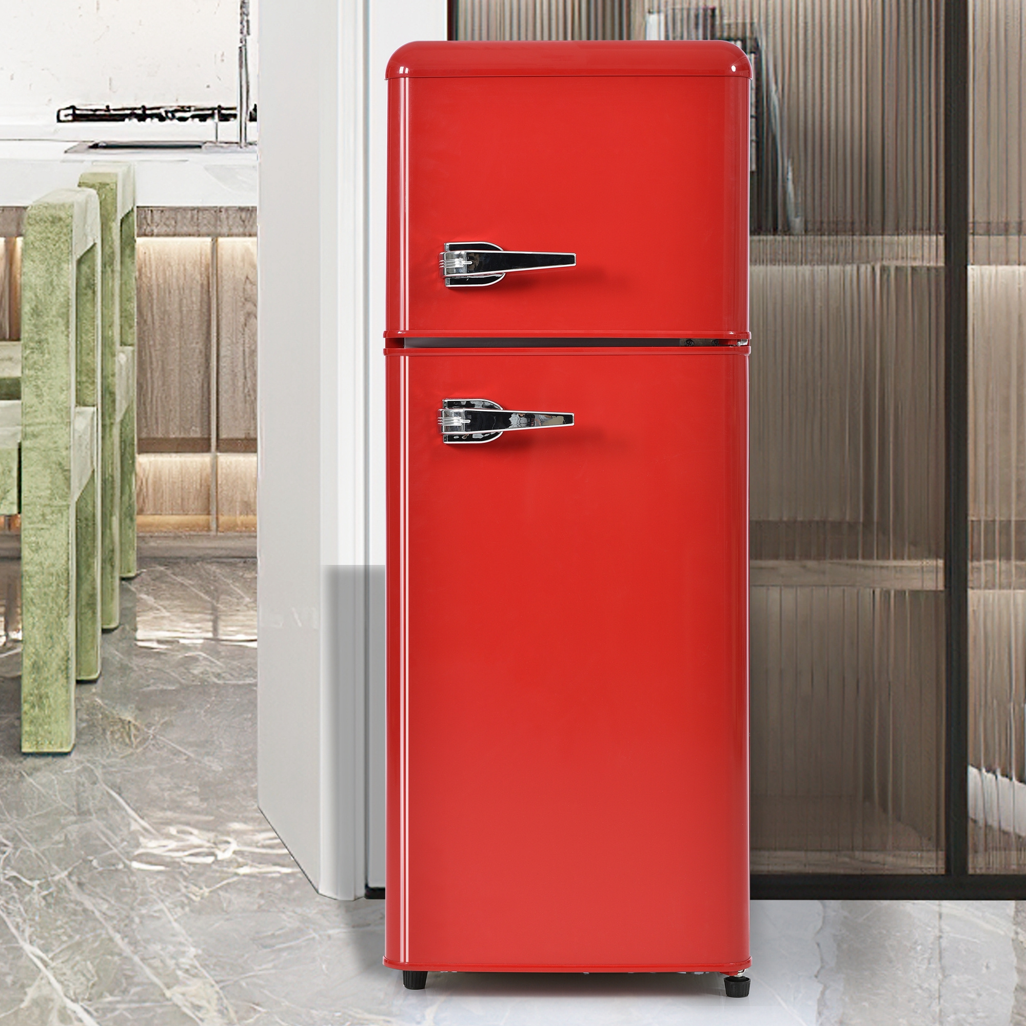 Roter Retro-Kühlschrank. Er hat einen oberen und einen unteren Bereich. Silberne Griffe sind sichtbar.